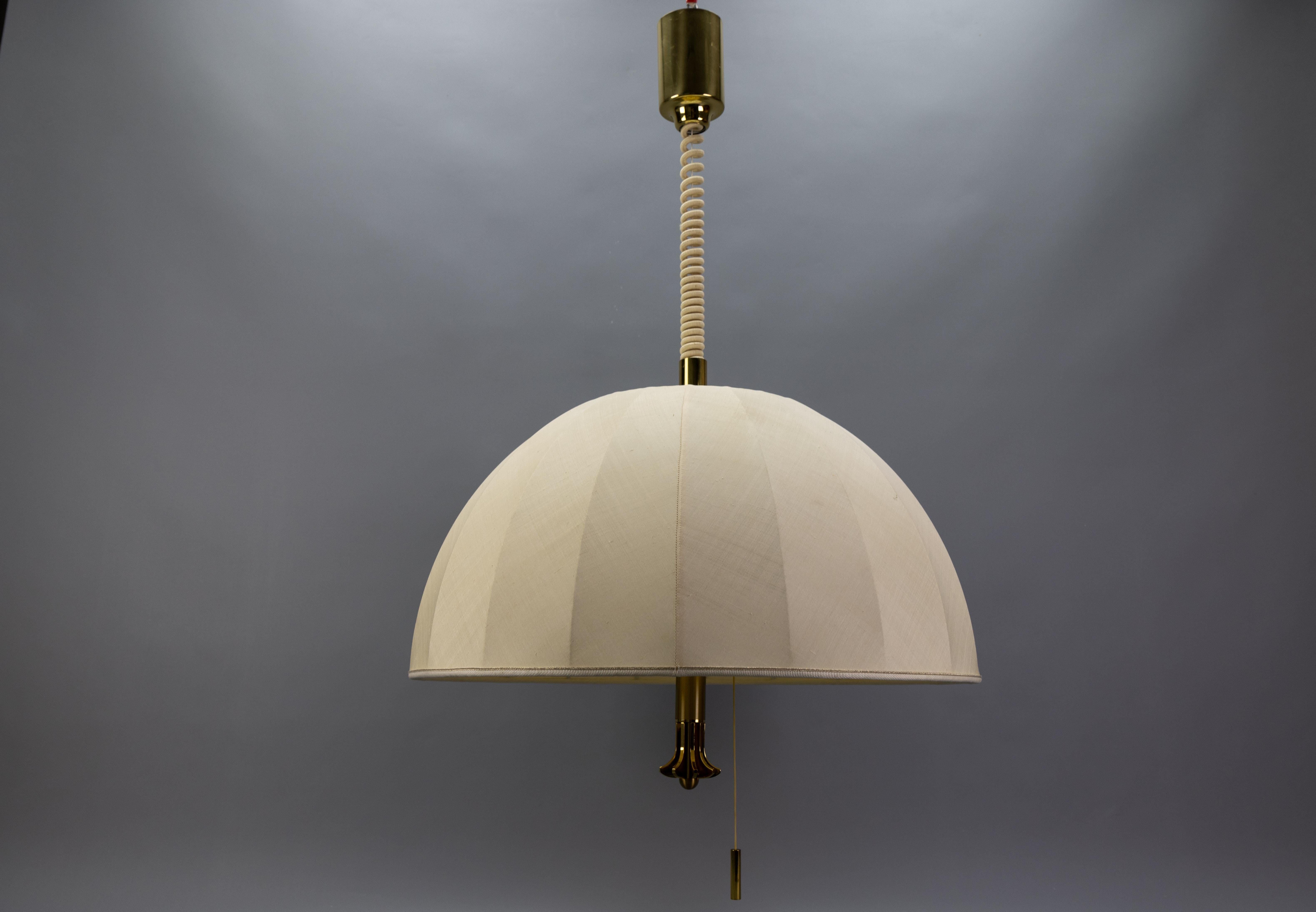 Lampada a sospensione a cinque luci ad altezza regolabile con paralume in ottone e tessuto extra large in vendita 10