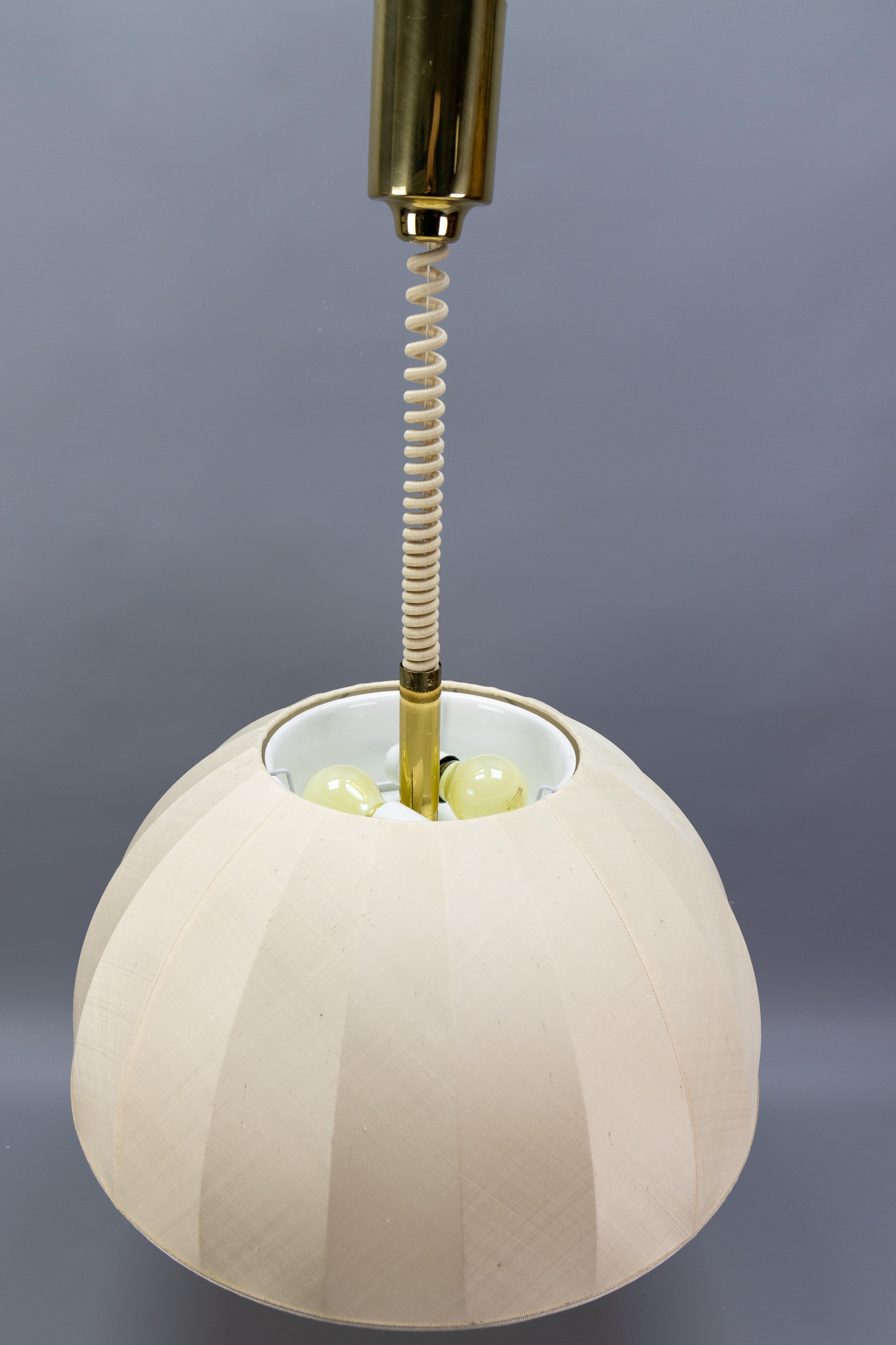 Lampada a sospensione a cinque luci ad altezza regolabile con paralume in ottone e tessuto extra large in vendita 11