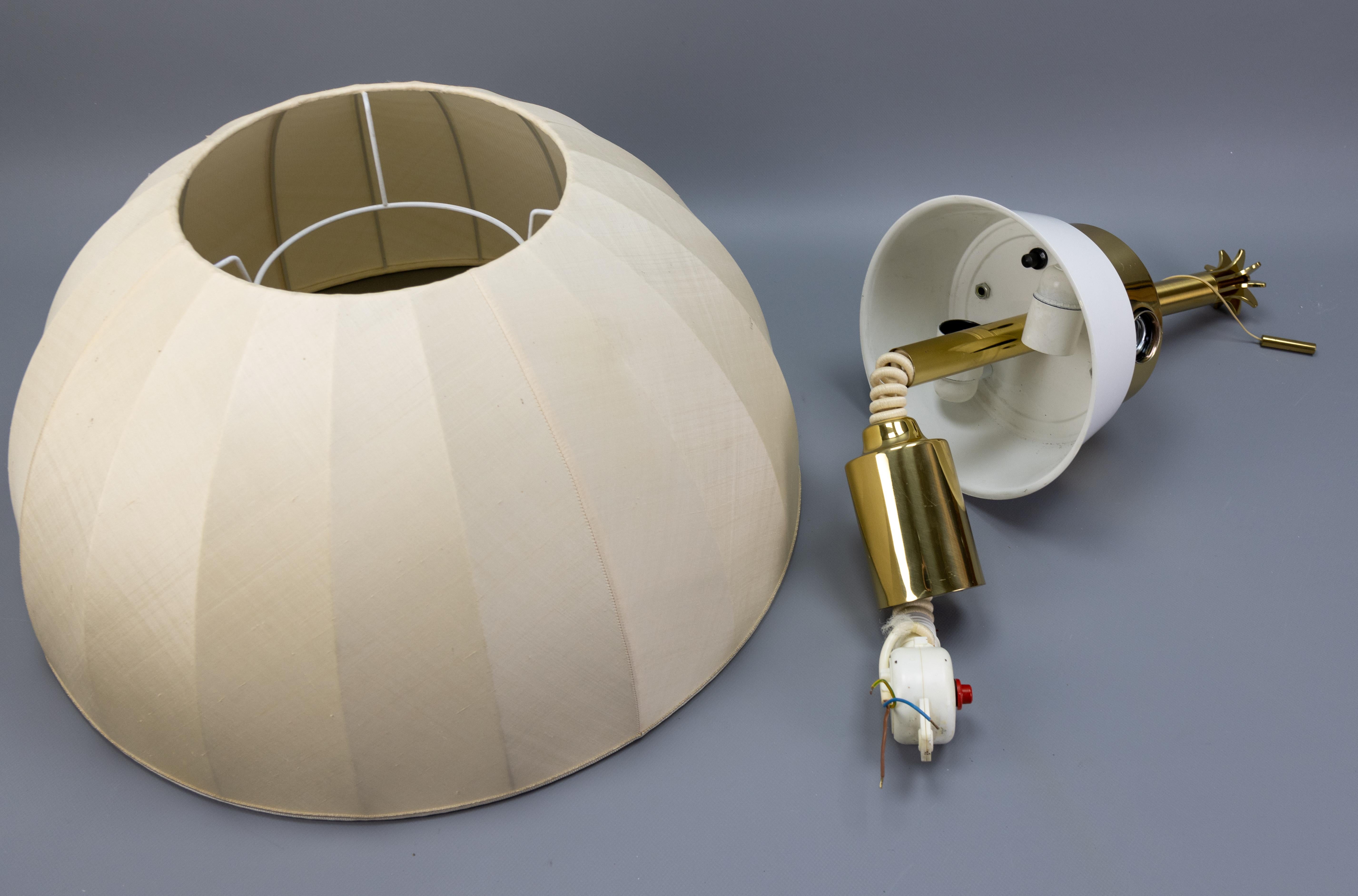 Lampada a sospensione a cinque luci ad altezza regolabile con paralume in ottone e tessuto extra large in vendita 12