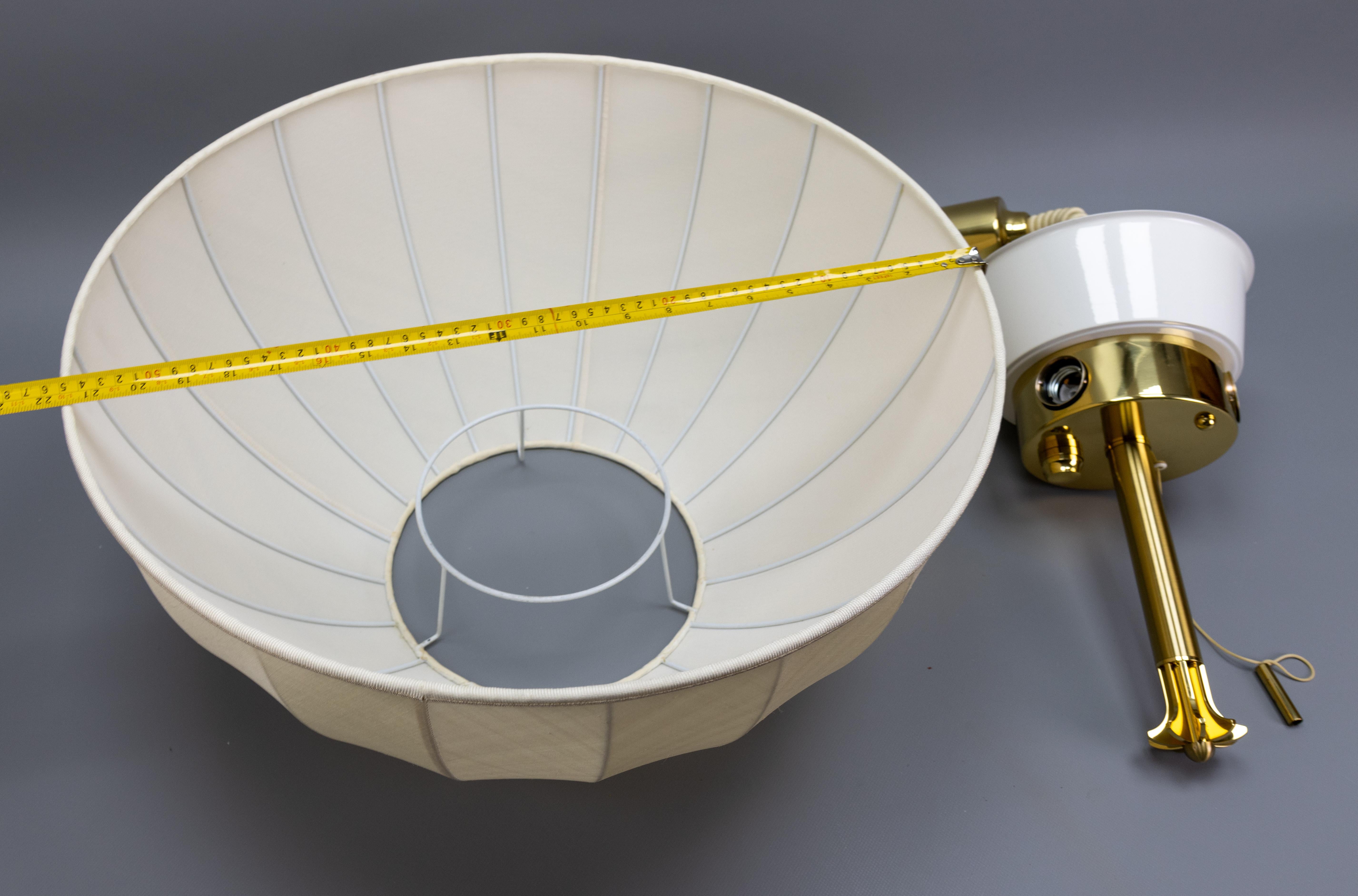 Lampada a sospensione a cinque luci ad altezza regolabile con paralume in ottone e tessuto extra large in vendita 13