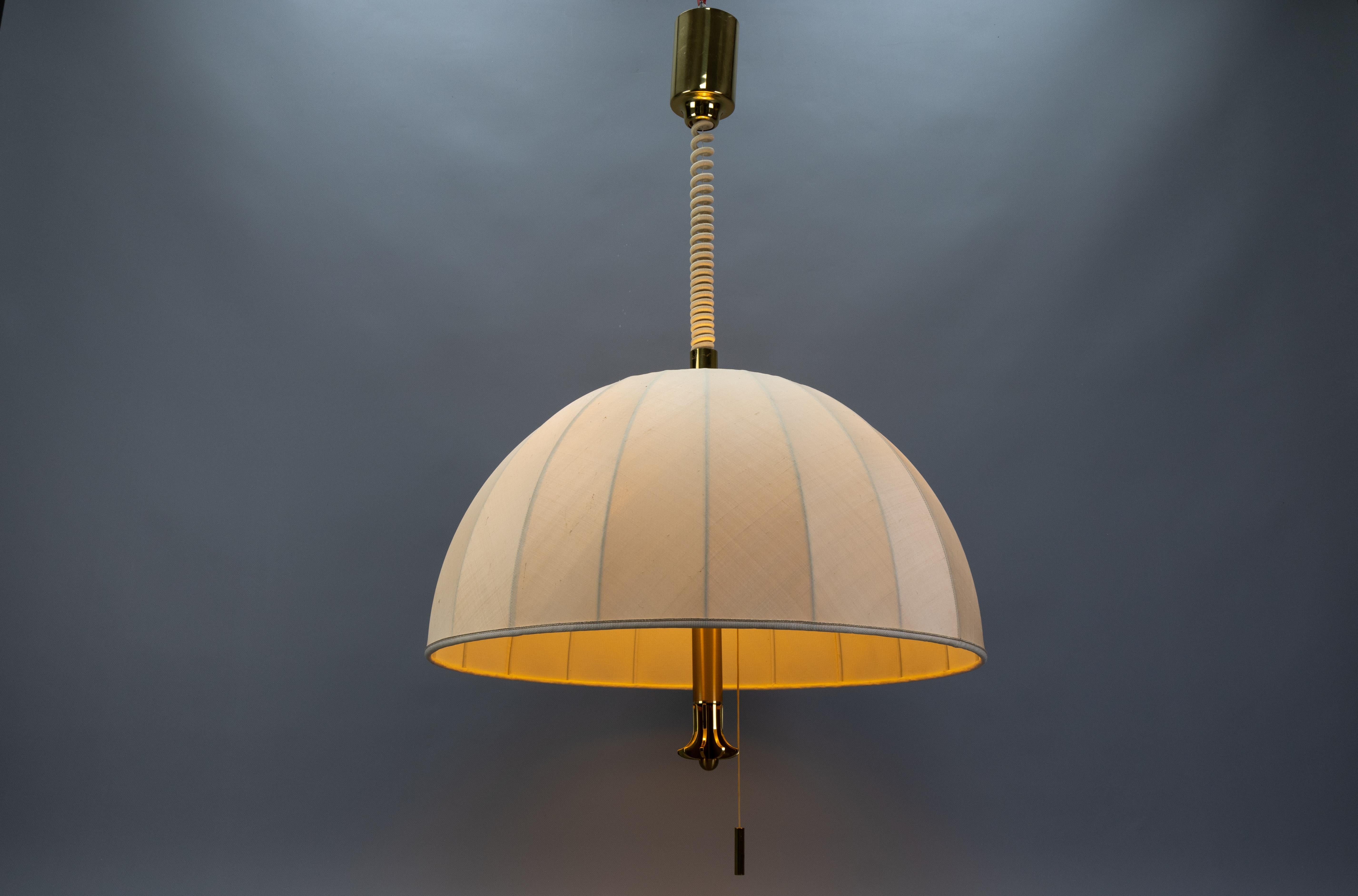 Scandinavo moderno Lampada a sospensione a cinque luci ad altezza regolabile con paralume in ottone e tessuto extra large in vendita