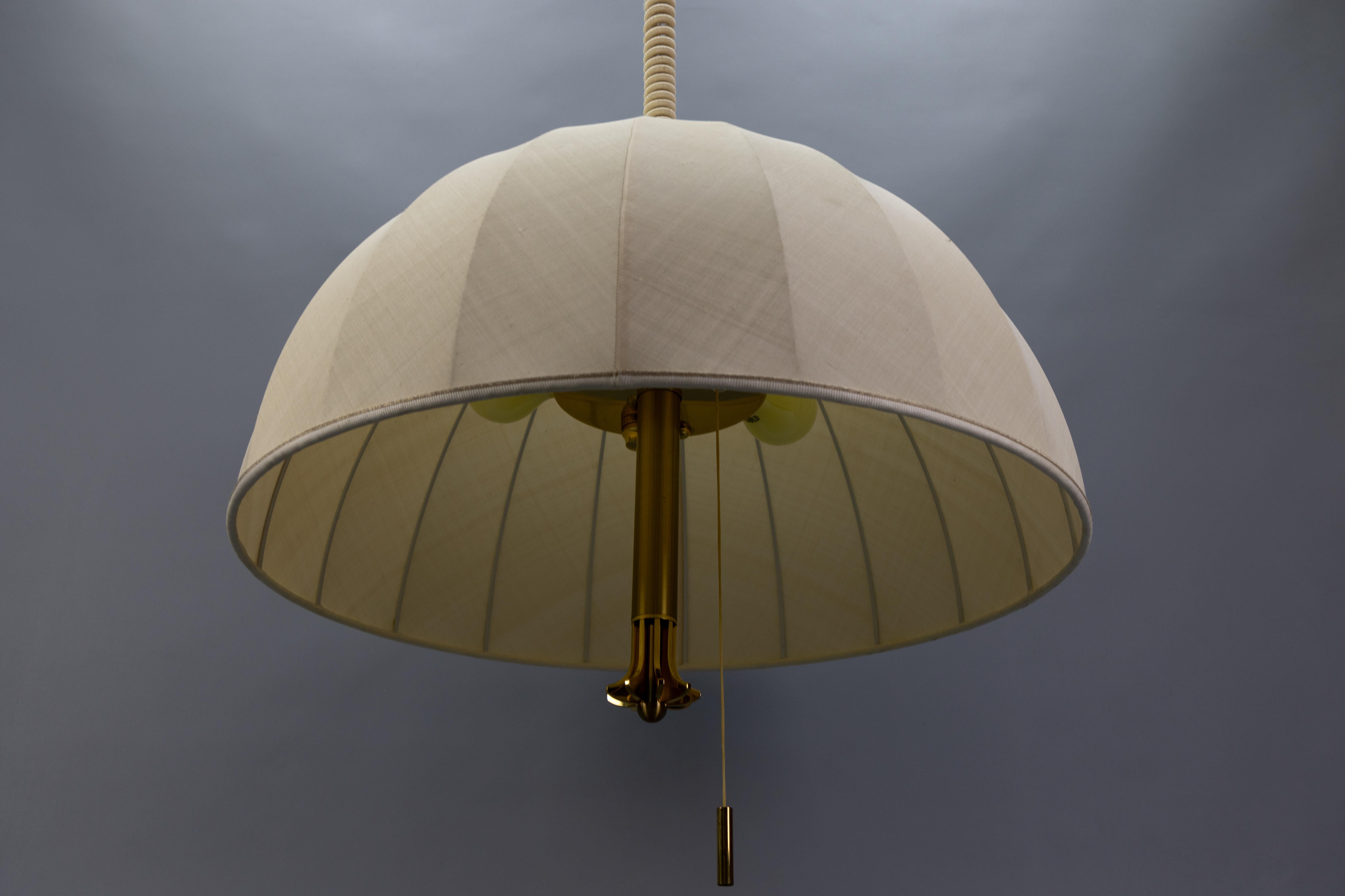 Tedesco Lampada a sospensione a cinque luci ad altezza regolabile con paralume in ottone e tessuto extra large in vendita