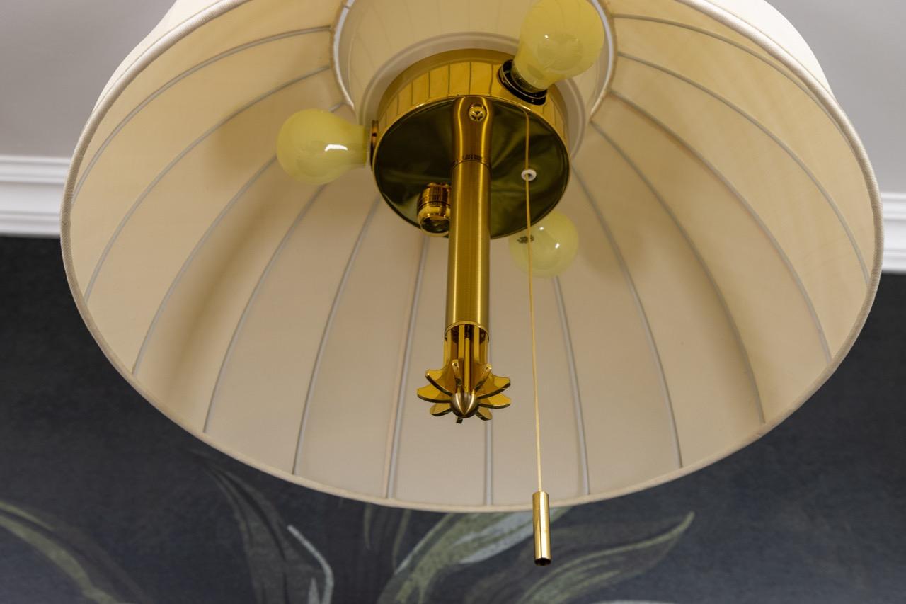 Lampada a sospensione a cinque luci ad altezza regolabile con paralume in ottone e tessuto extra large In condizioni buone in vendita a Barntrup, DE