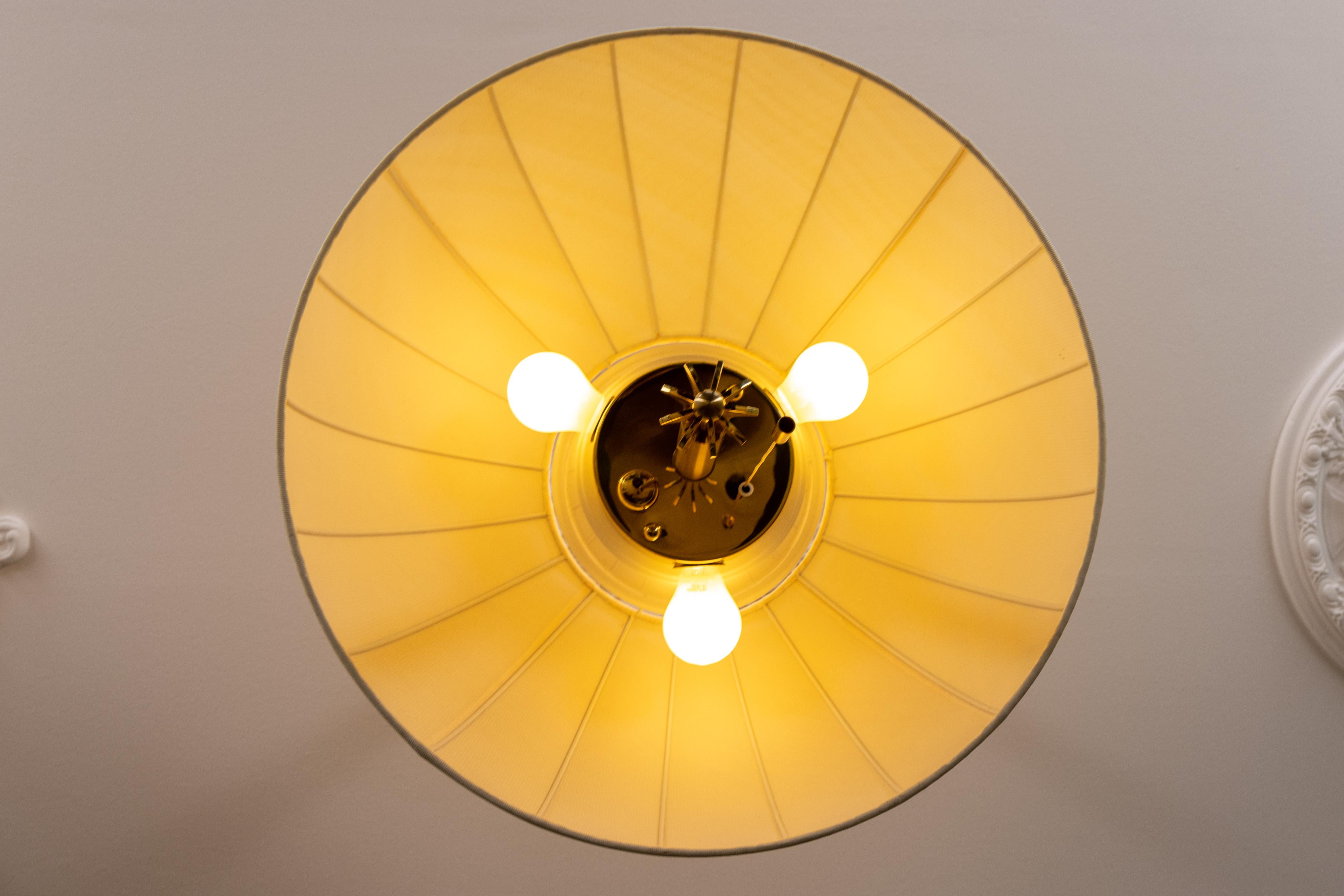 Metallo Lampada a sospensione a cinque luci ad altezza regolabile con paralume in ottone e tessuto extra large in vendita