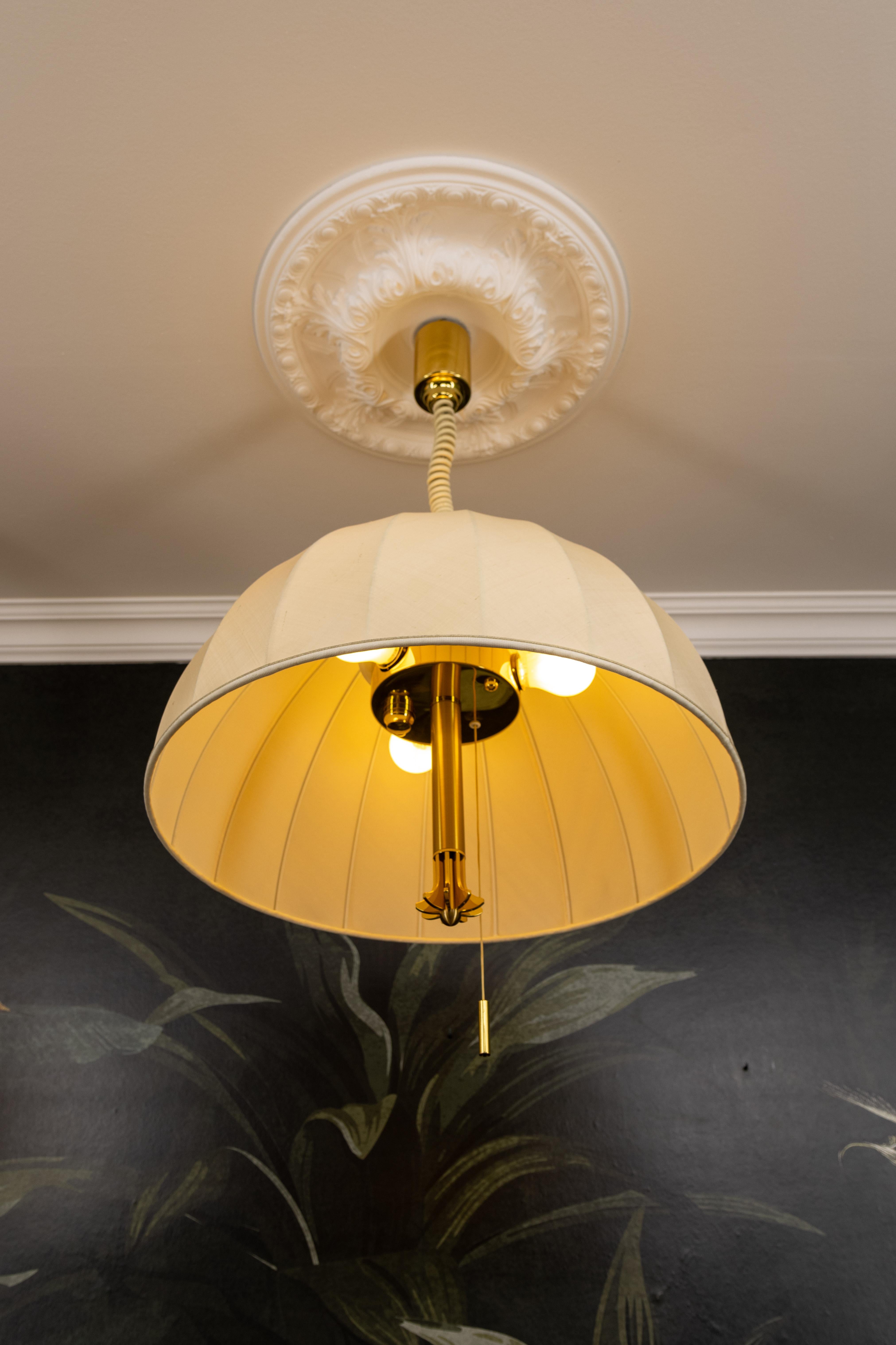 Lampada a sospensione a cinque luci ad altezza regolabile con paralume in ottone e tessuto extra large in vendita 1