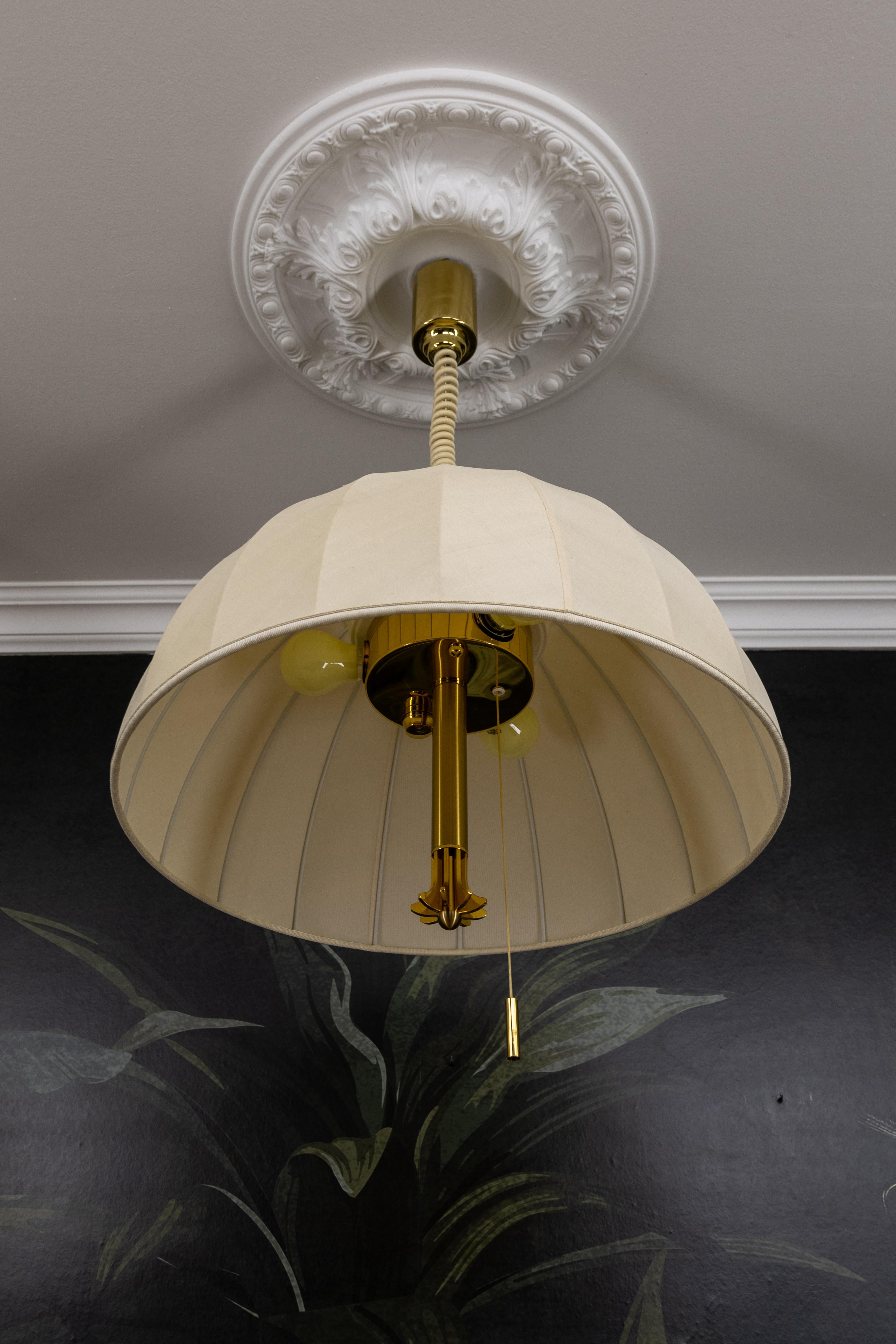 Lampada a sospensione a cinque luci ad altezza regolabile con paralume in ottone e tessuto extra large in vendita 2