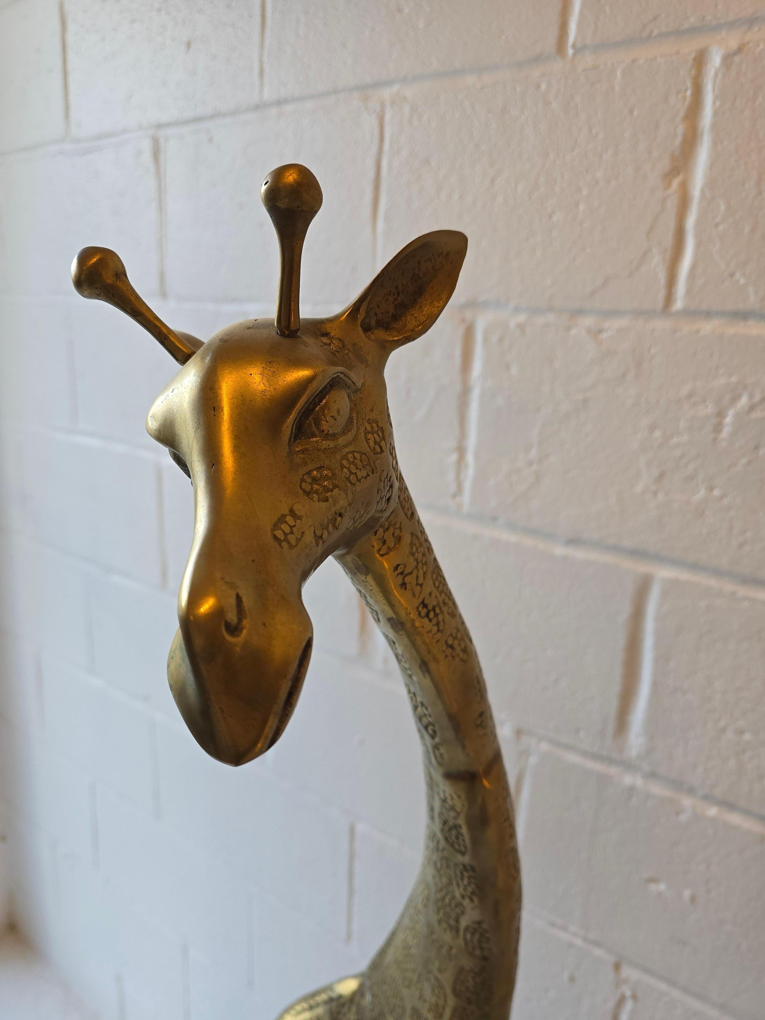 Très grande sculpture de girafe en laiton martelé en vente 3