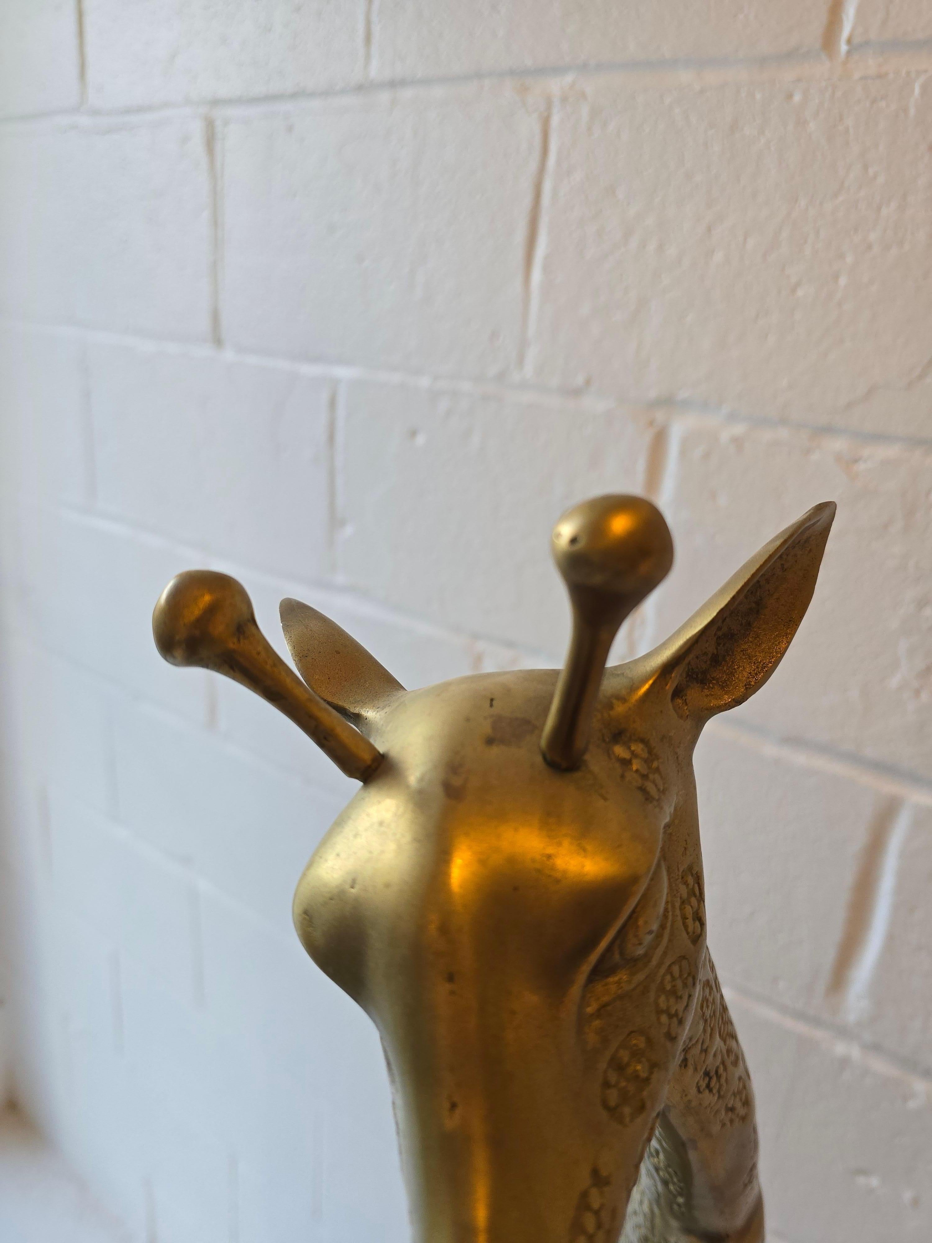 Très grande sculpture de girafe en laiton martelé en vente 4