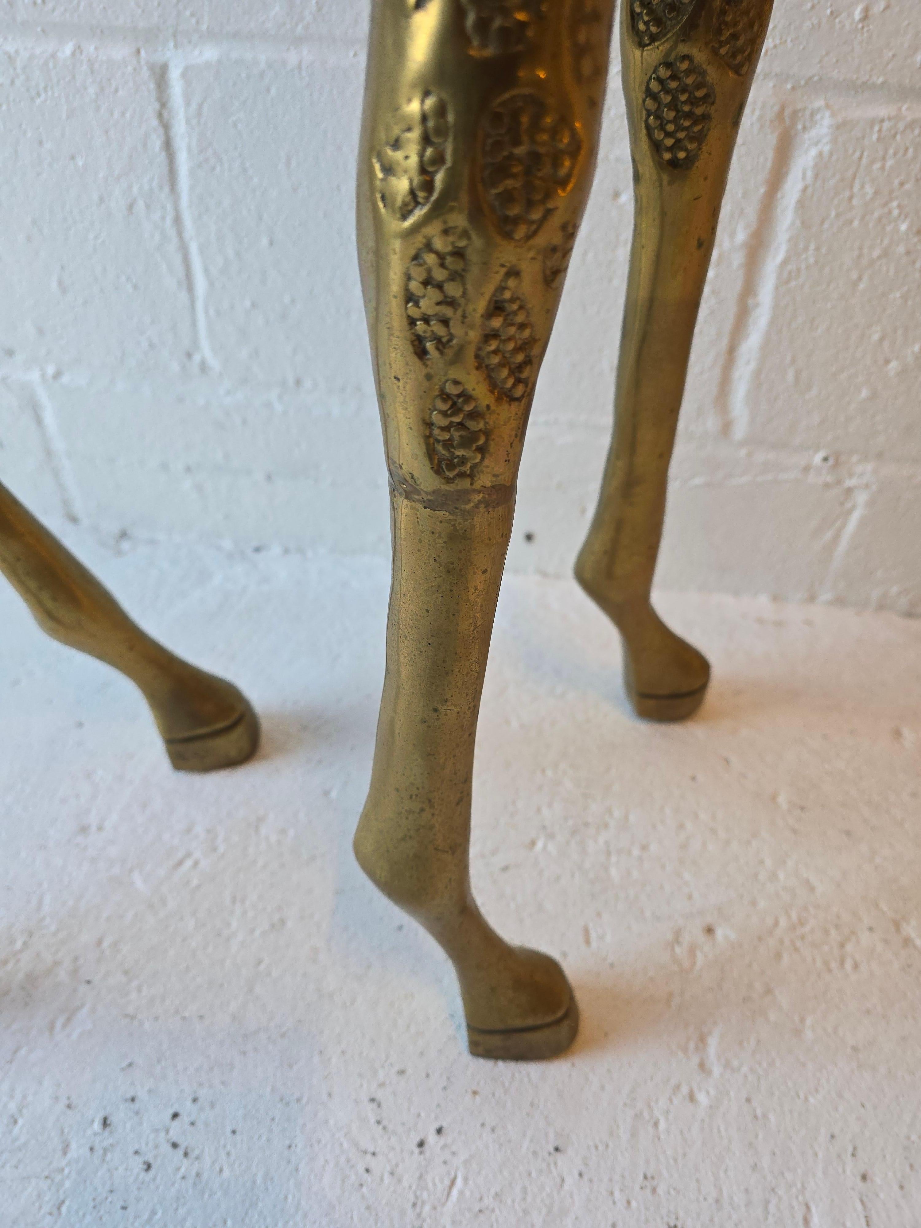 Très grande sculpture de girafe en laiton martelé en vente 5