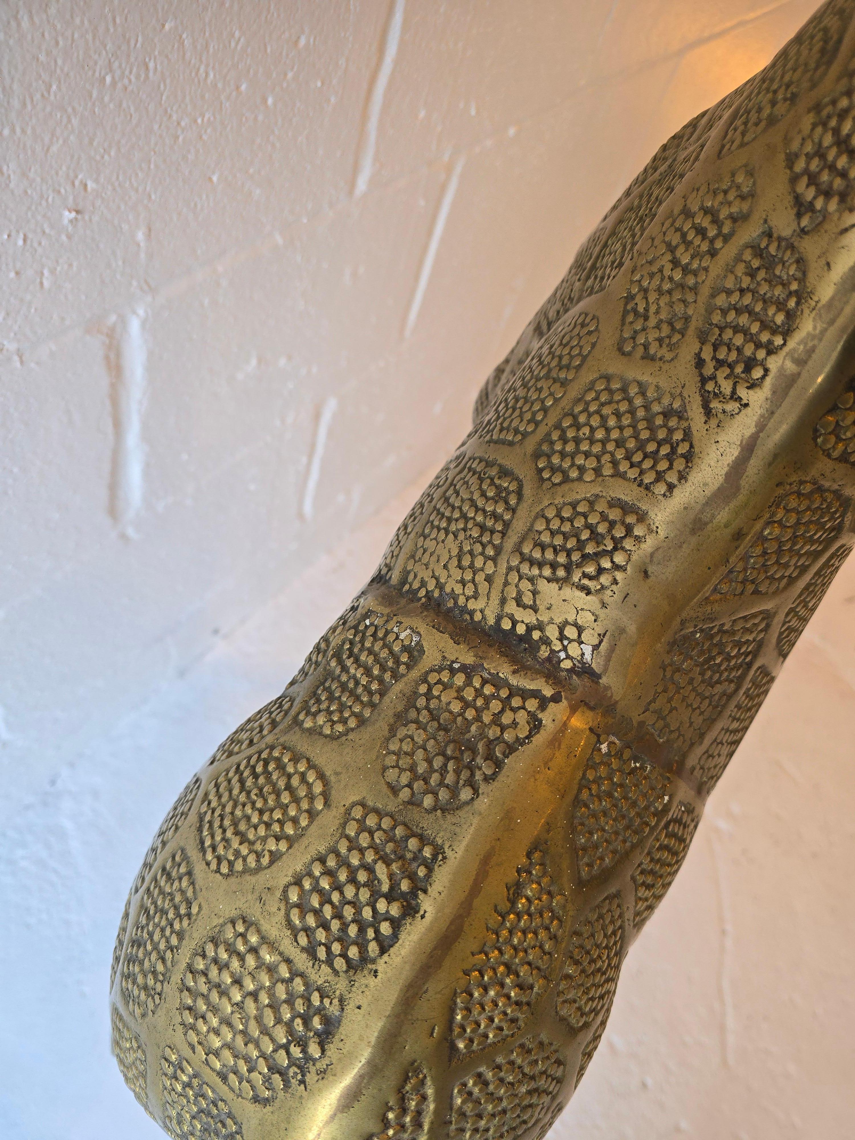 Très grande sculpture de girafe en laiton martelé en vente 6