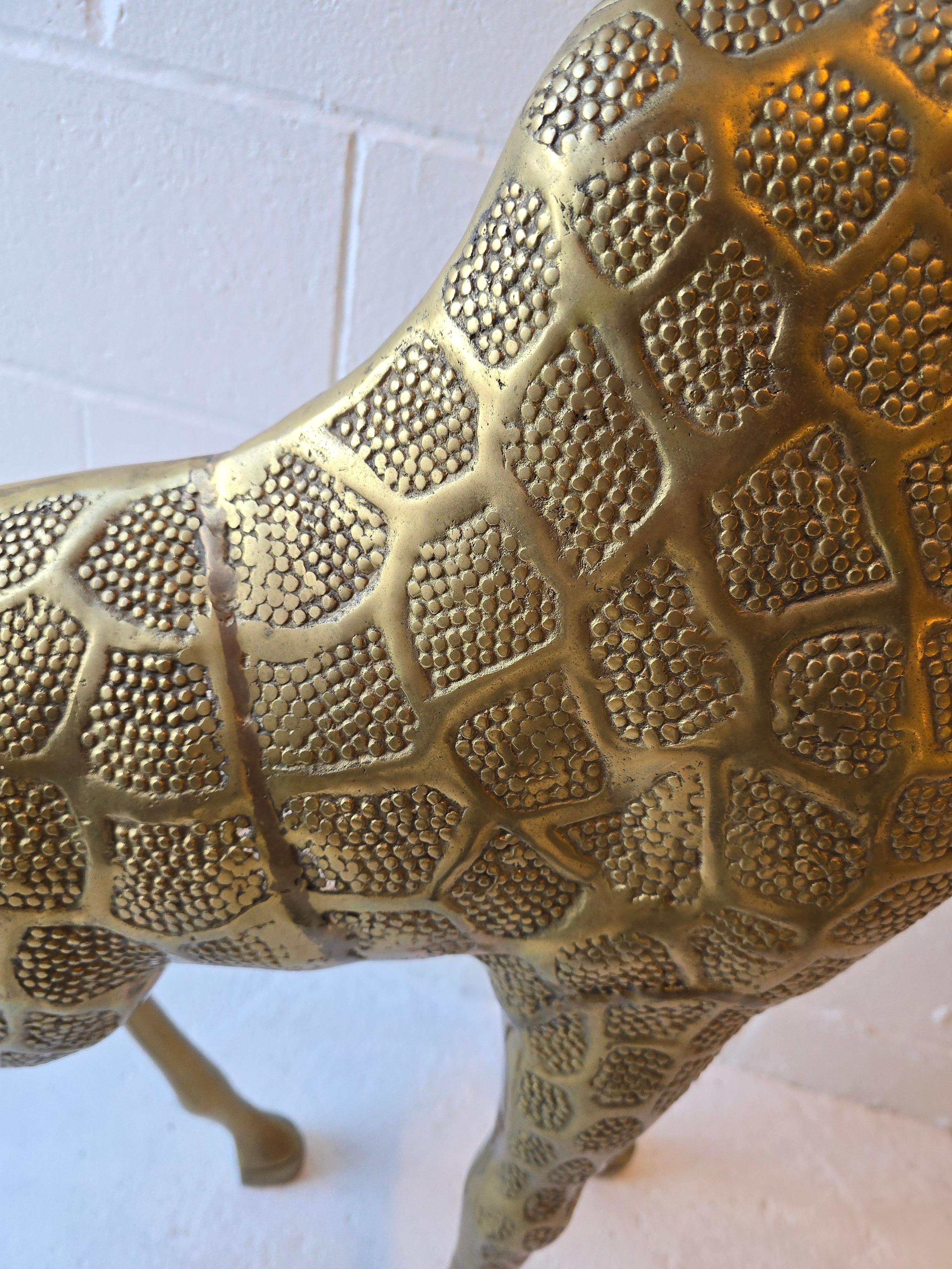 Très grande sculpture de girafe en laiton martelé en vente 7