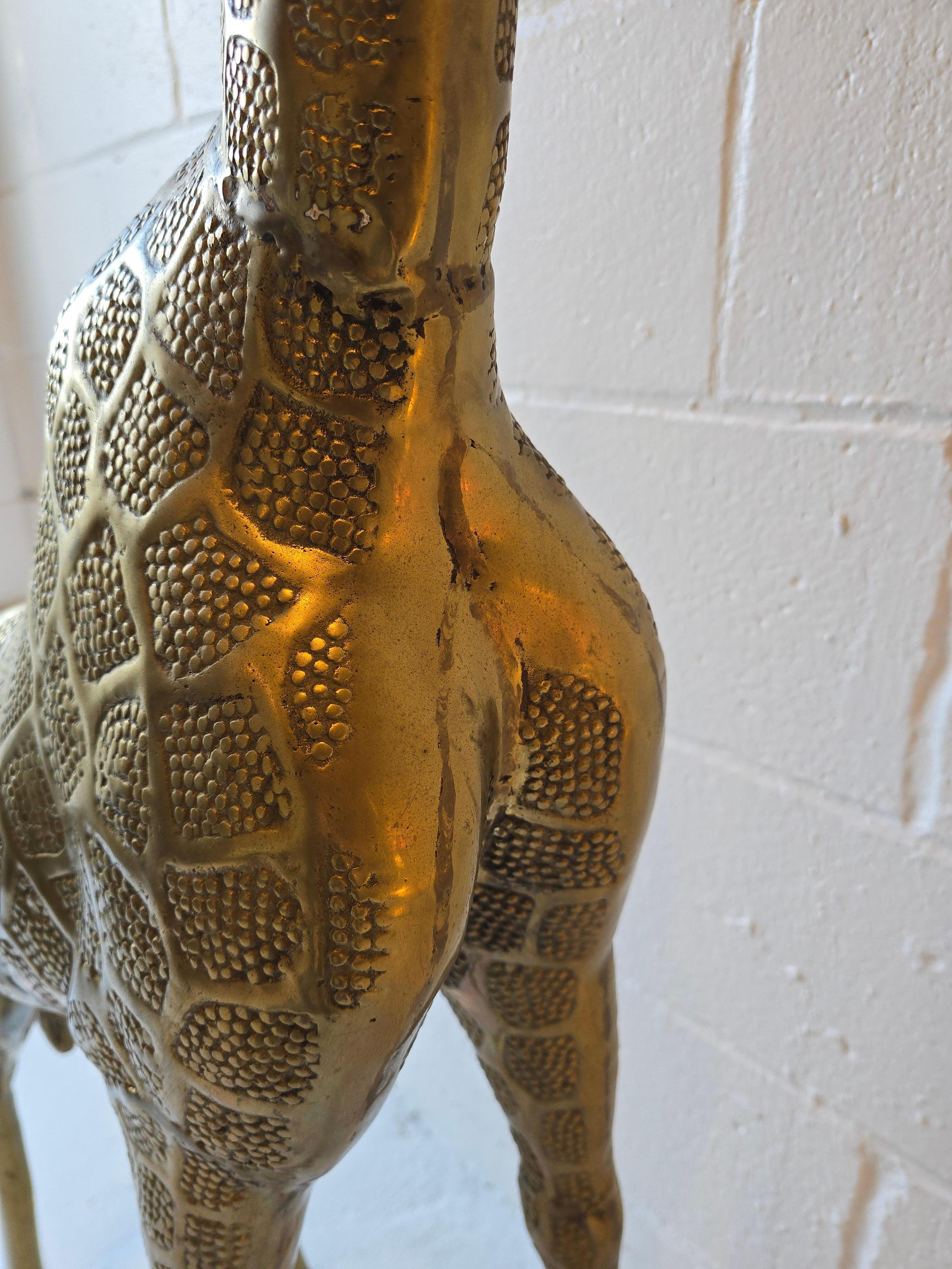 Très grande sculpture de girafe en laiton martelé en vente 8