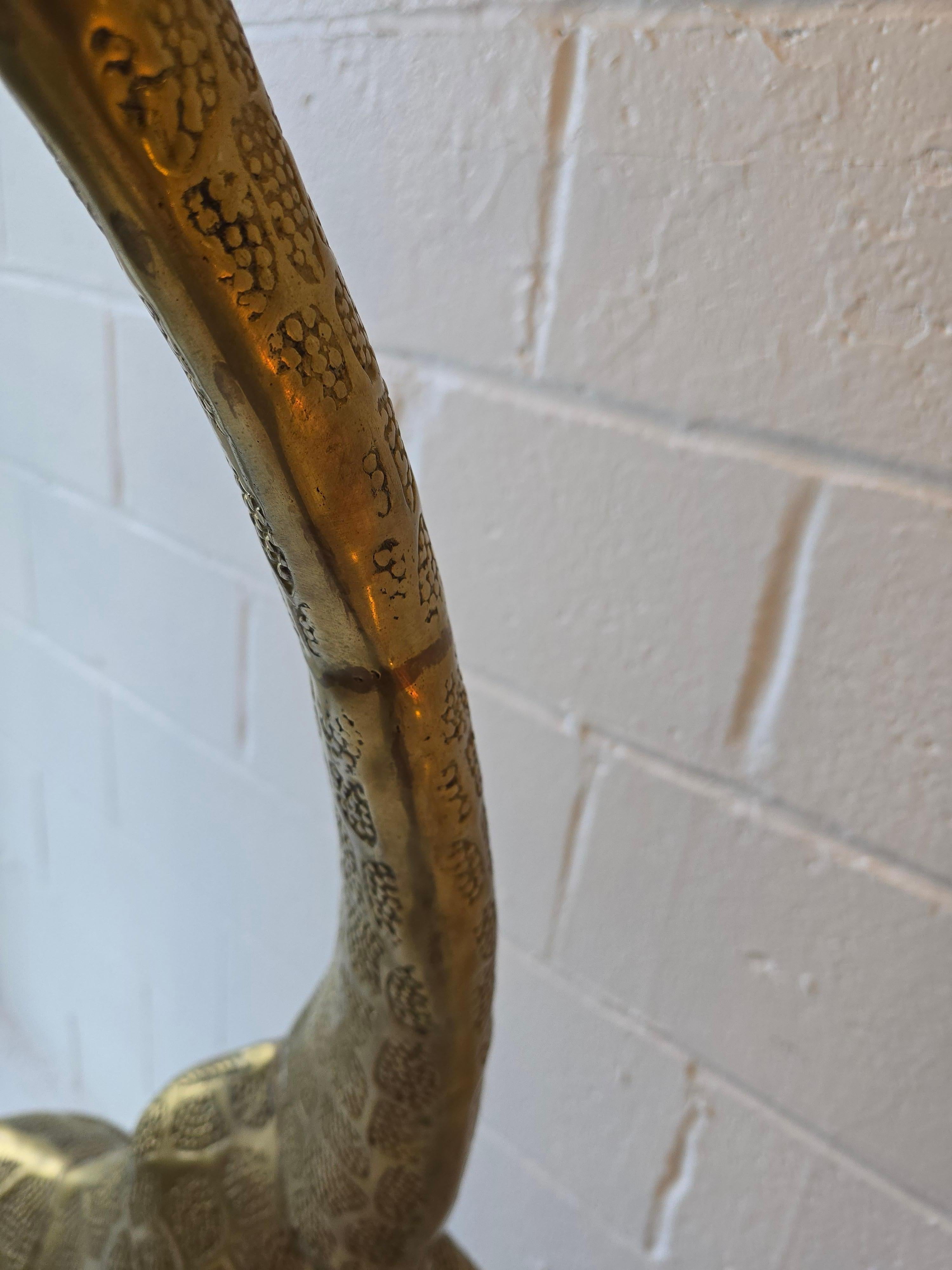 Très grande sculpture de girafe en laiton martelé en vente 9