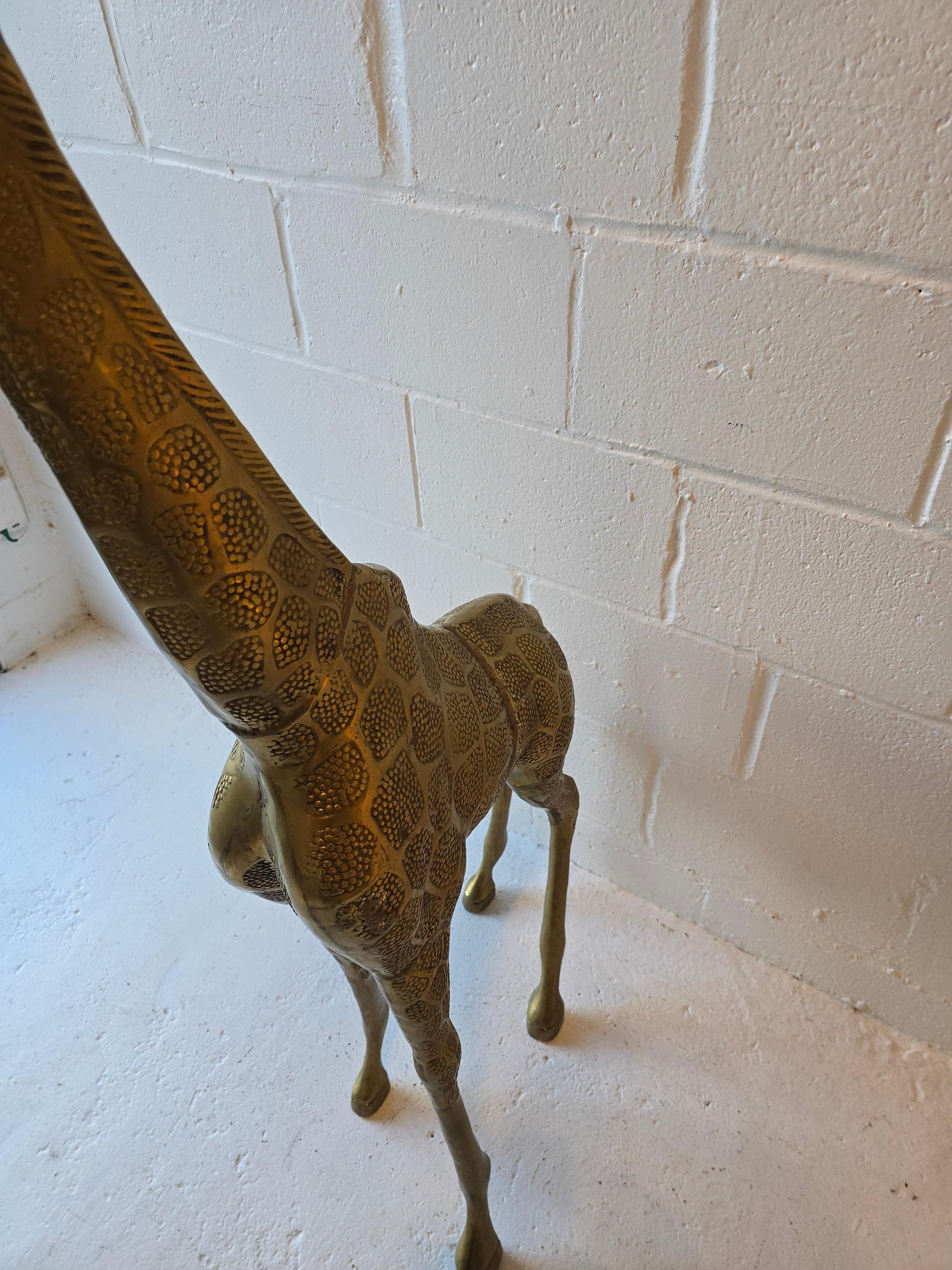 Très grande sculpture de girafe en laiton martelé en vente 10