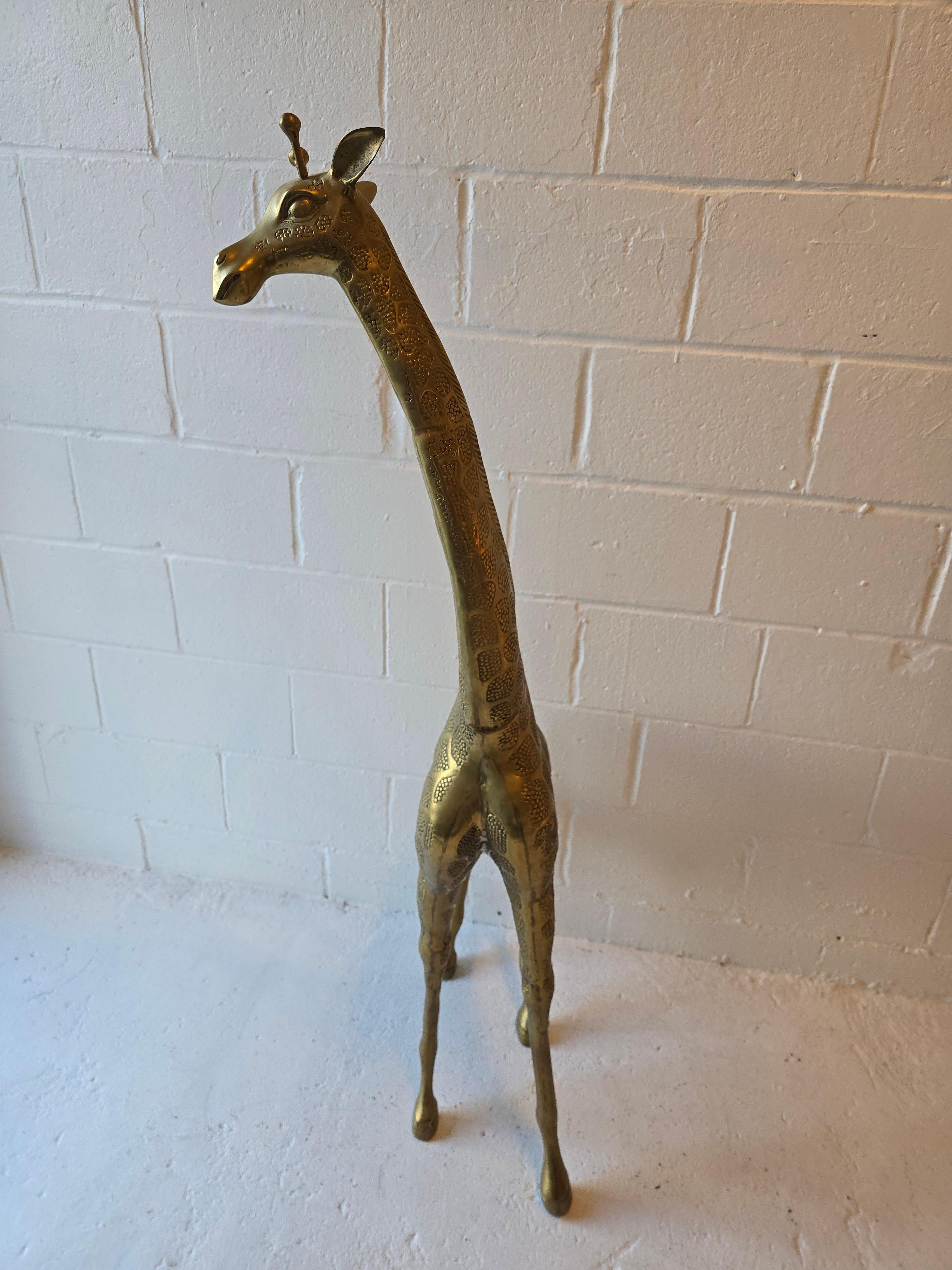Autre Très grande sculpture de girafe en laiton martelé en vente