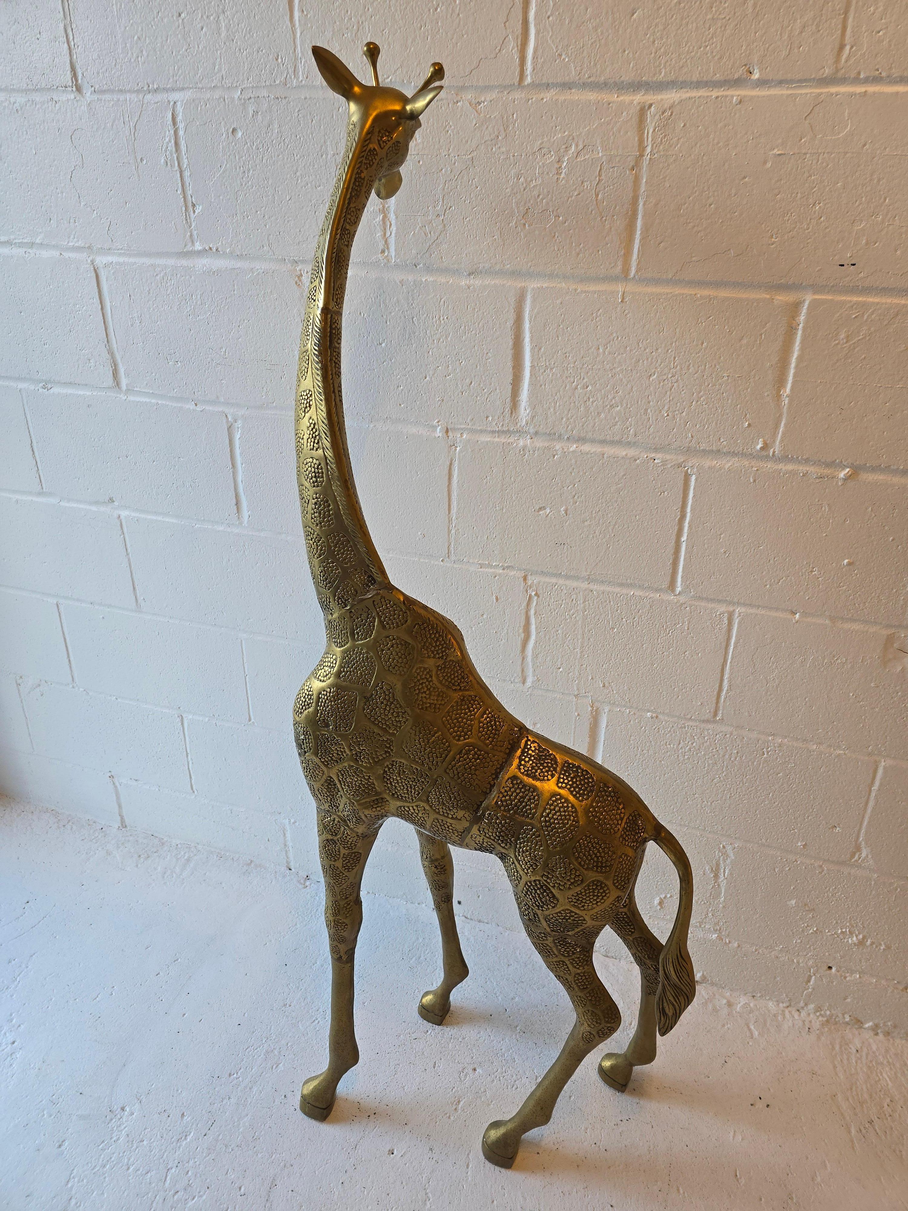 Martelé Très grande sculpture de girafe en laiton martelé en vente