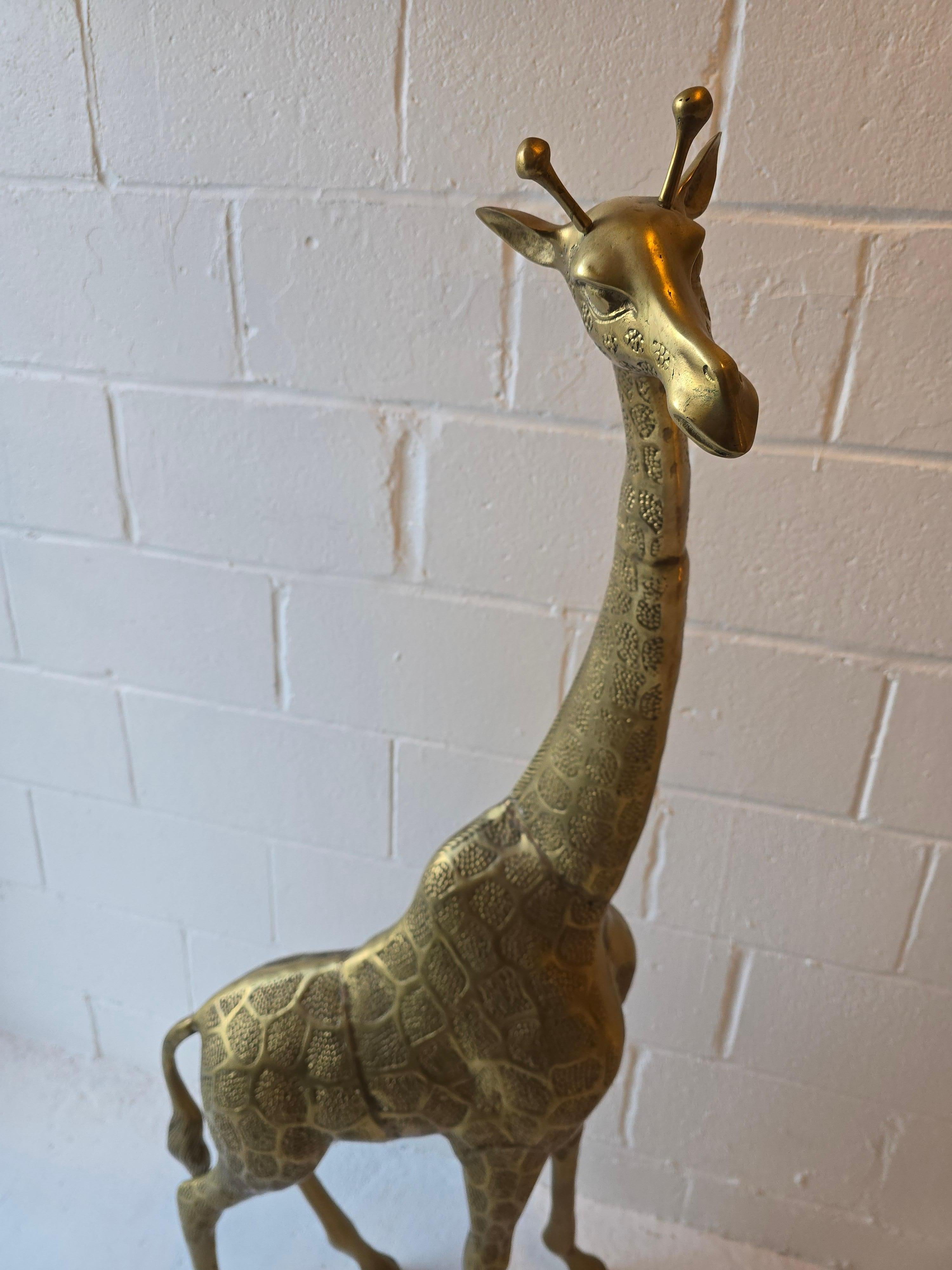 Très grande sculpture de girafe en laiton martelé État moyen - En vente à Toronto, ON