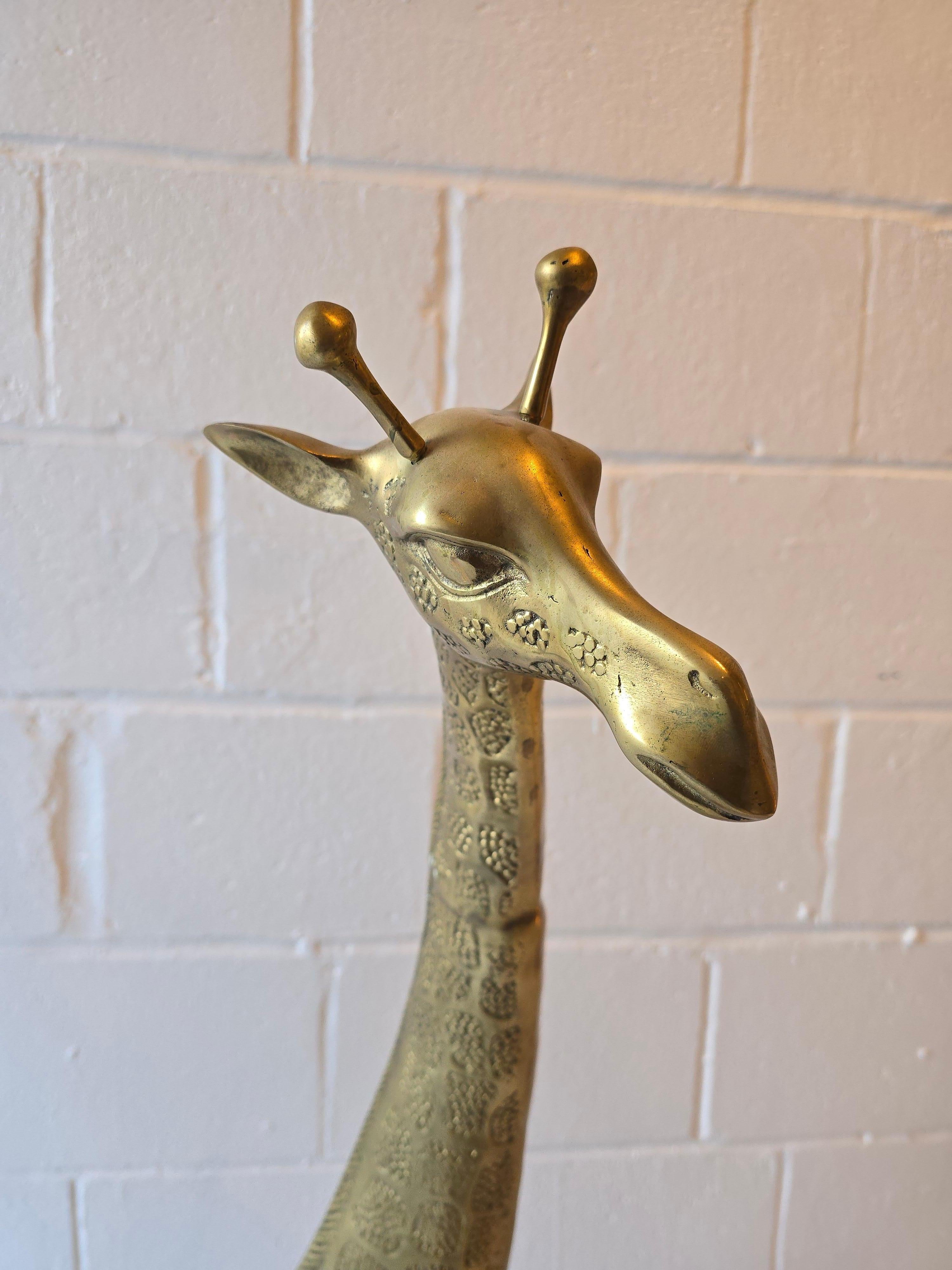 Fin du 20e siècle Très grande sculpture de girafe en laiton martelé en vente