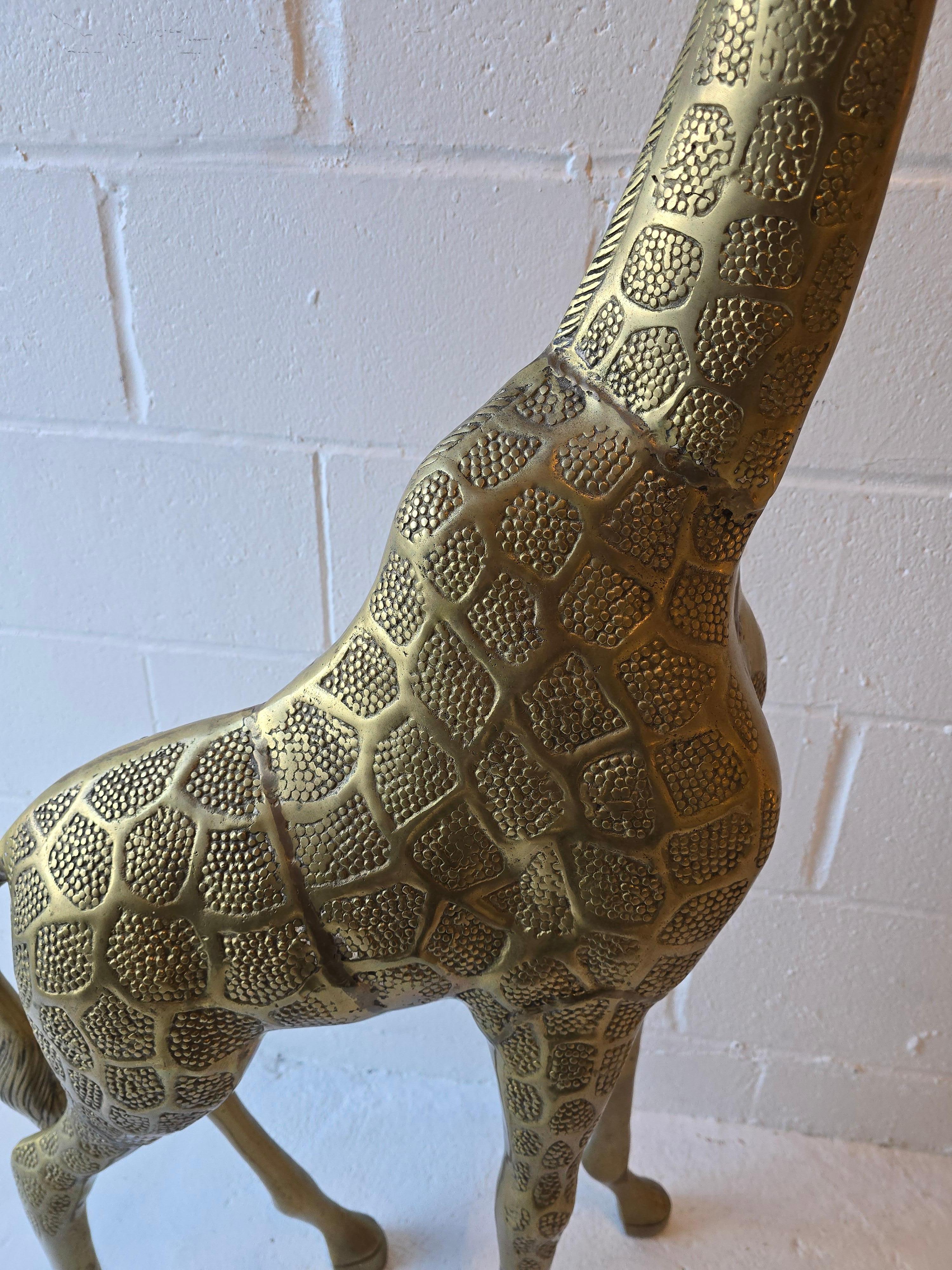 Laiton Très grande sculpture de girafe en laiton martelé en vente