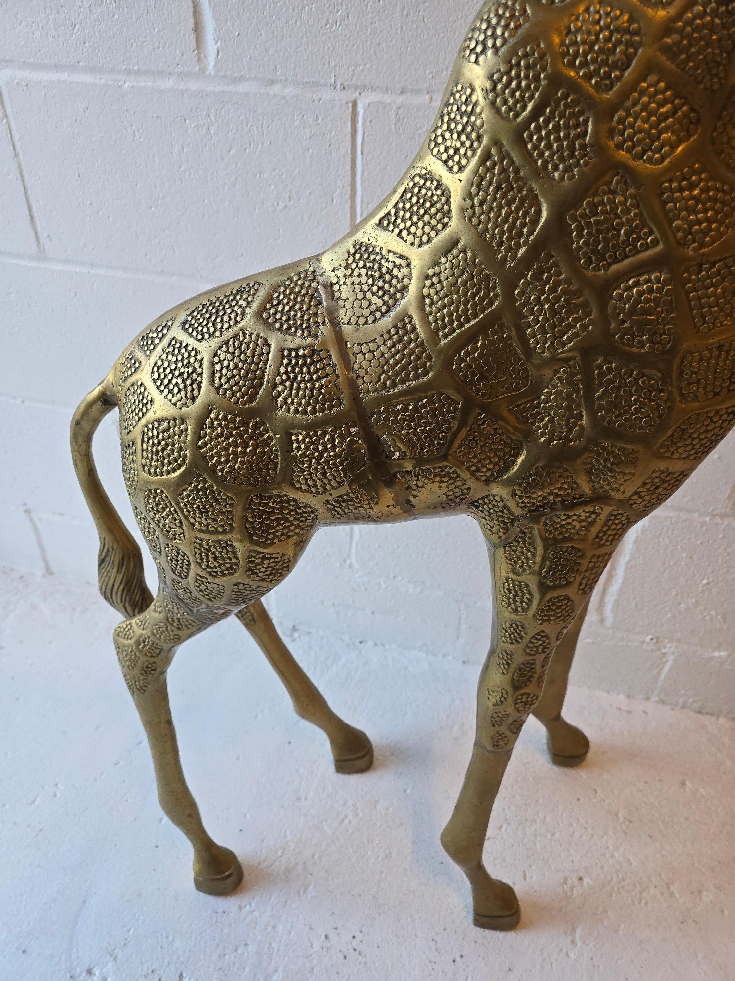 Très grande sculpture de girafe en laiton martelé en vente 1