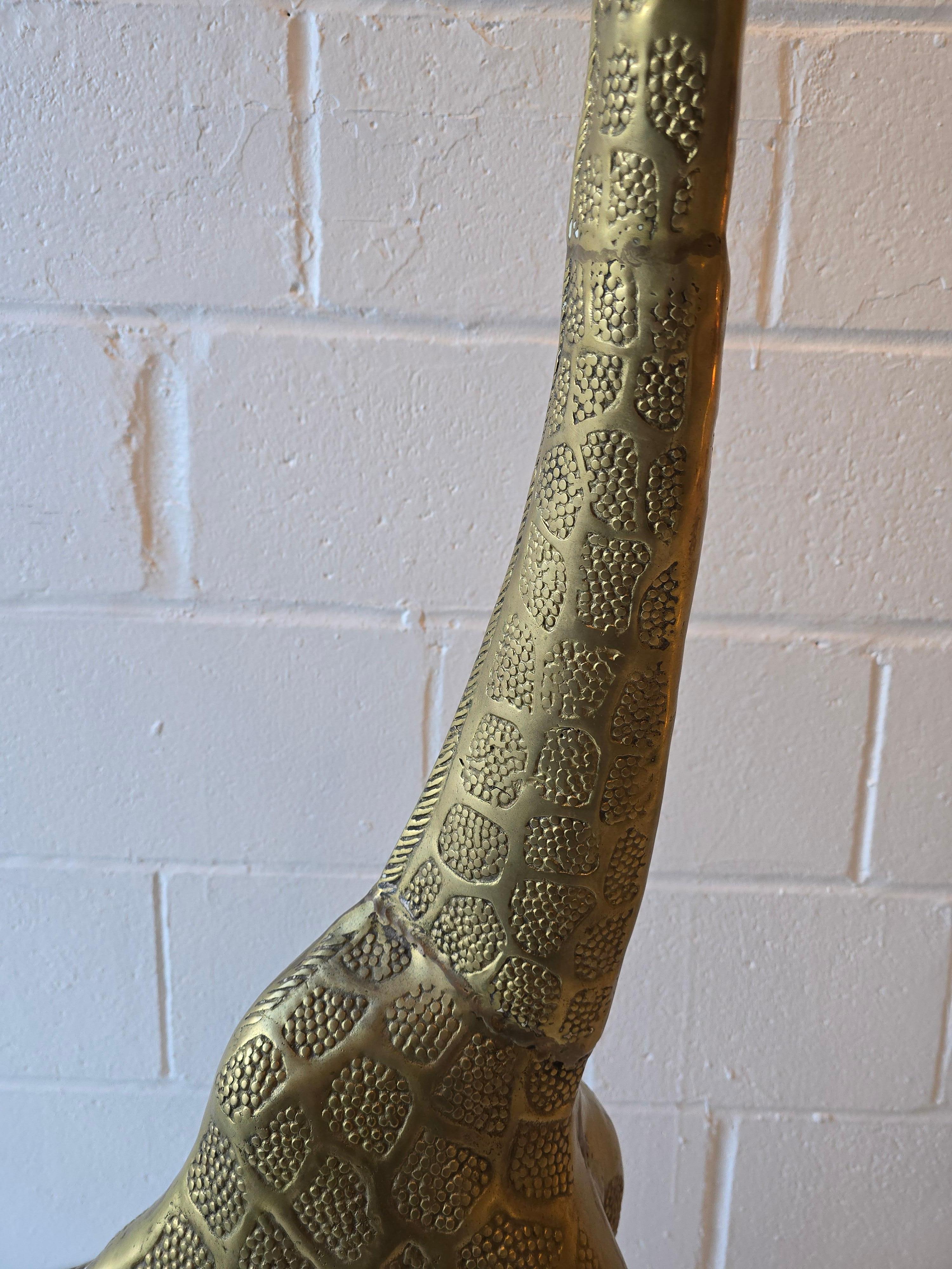 Très grande sculpture de girafe en laiton martelé en vente 2