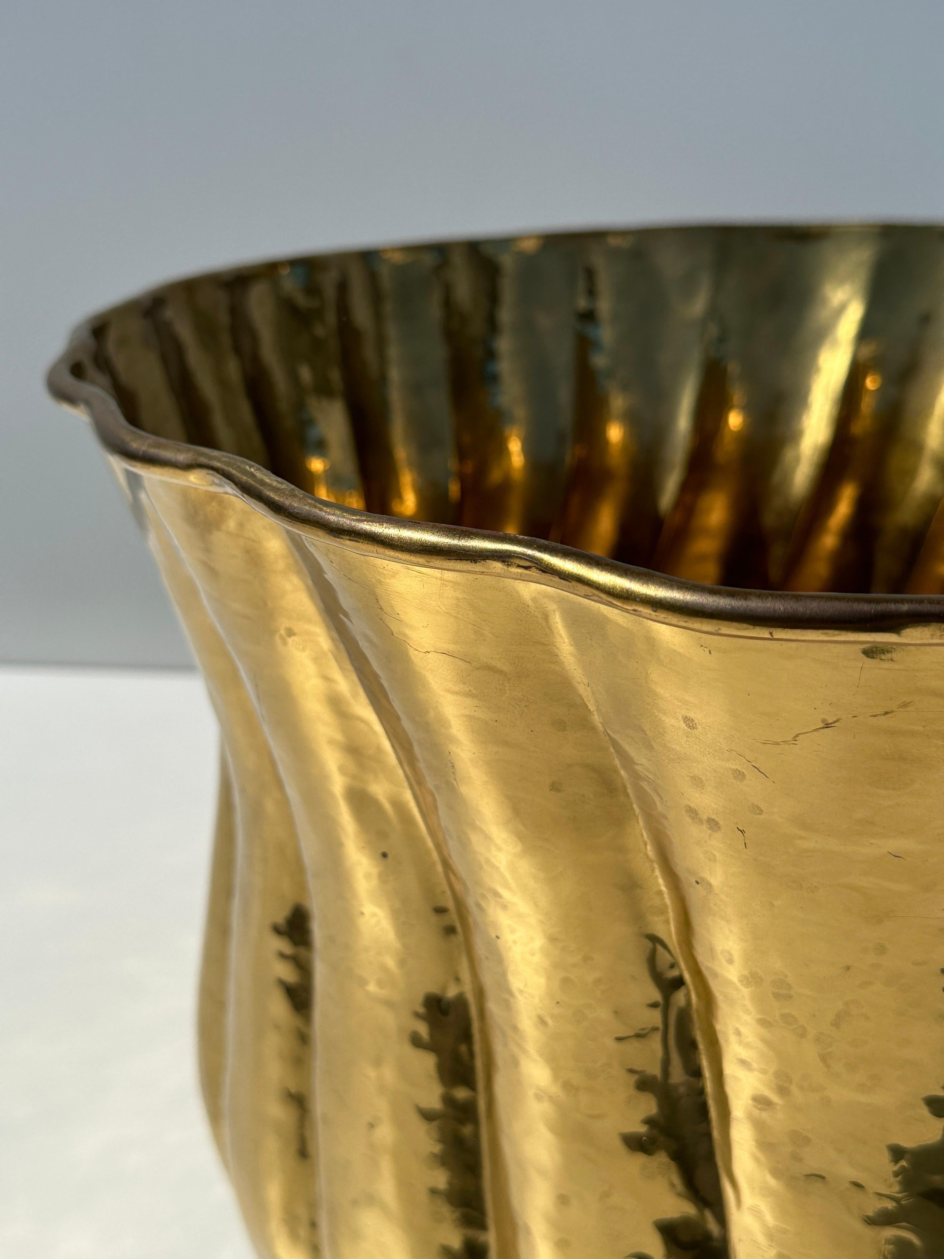 Extra Large Brass Planter In Good Condition For Sale In North Hollywood, CA