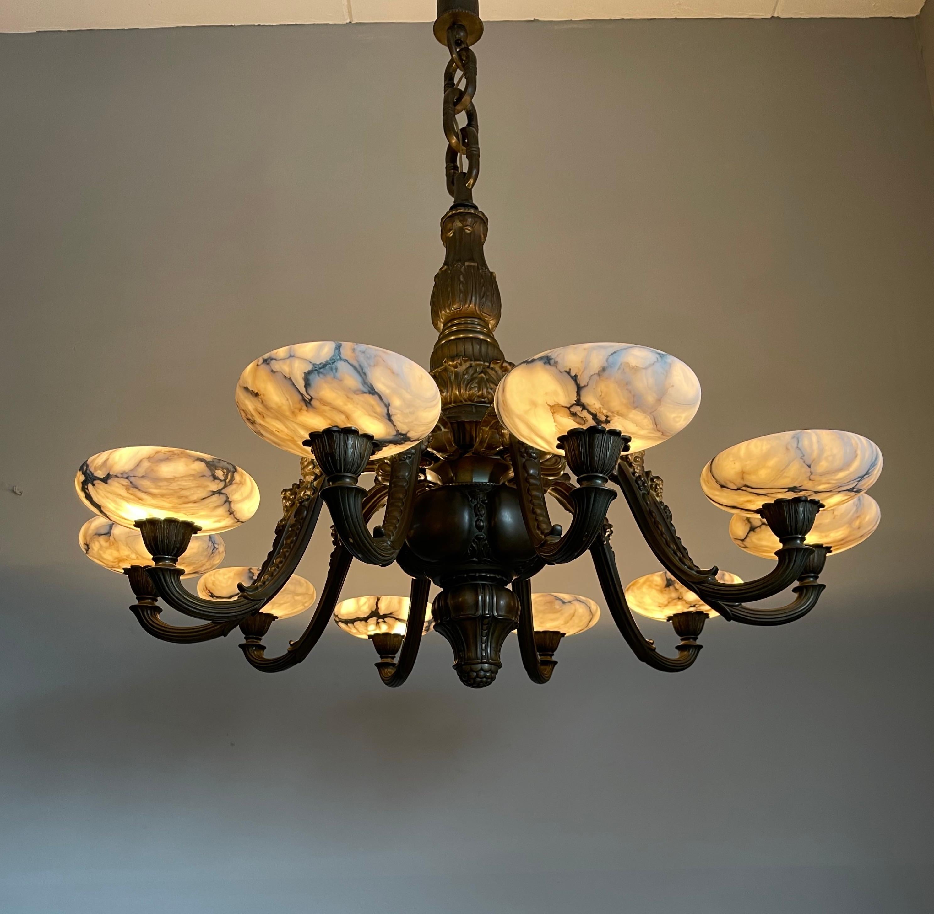 Lampadario extra large in bronzo di epoca Jugendstil con 10 paralumi in alabastro bianco 1910 in vendita 3