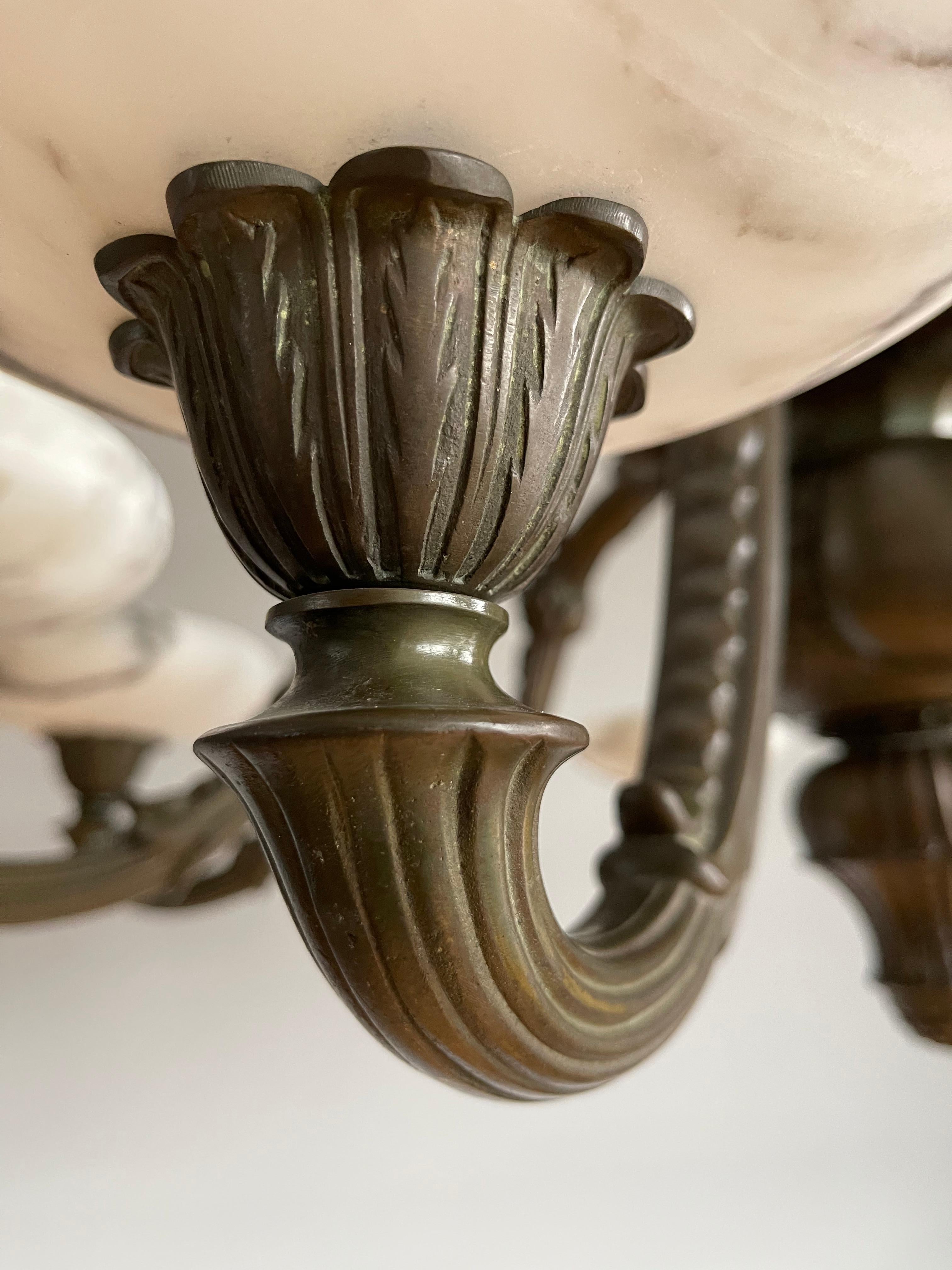 Lampadario extra large in bronzo di epoca Jugendstil con 10 paralumi in alabastro bianco 1910 in vendita 6