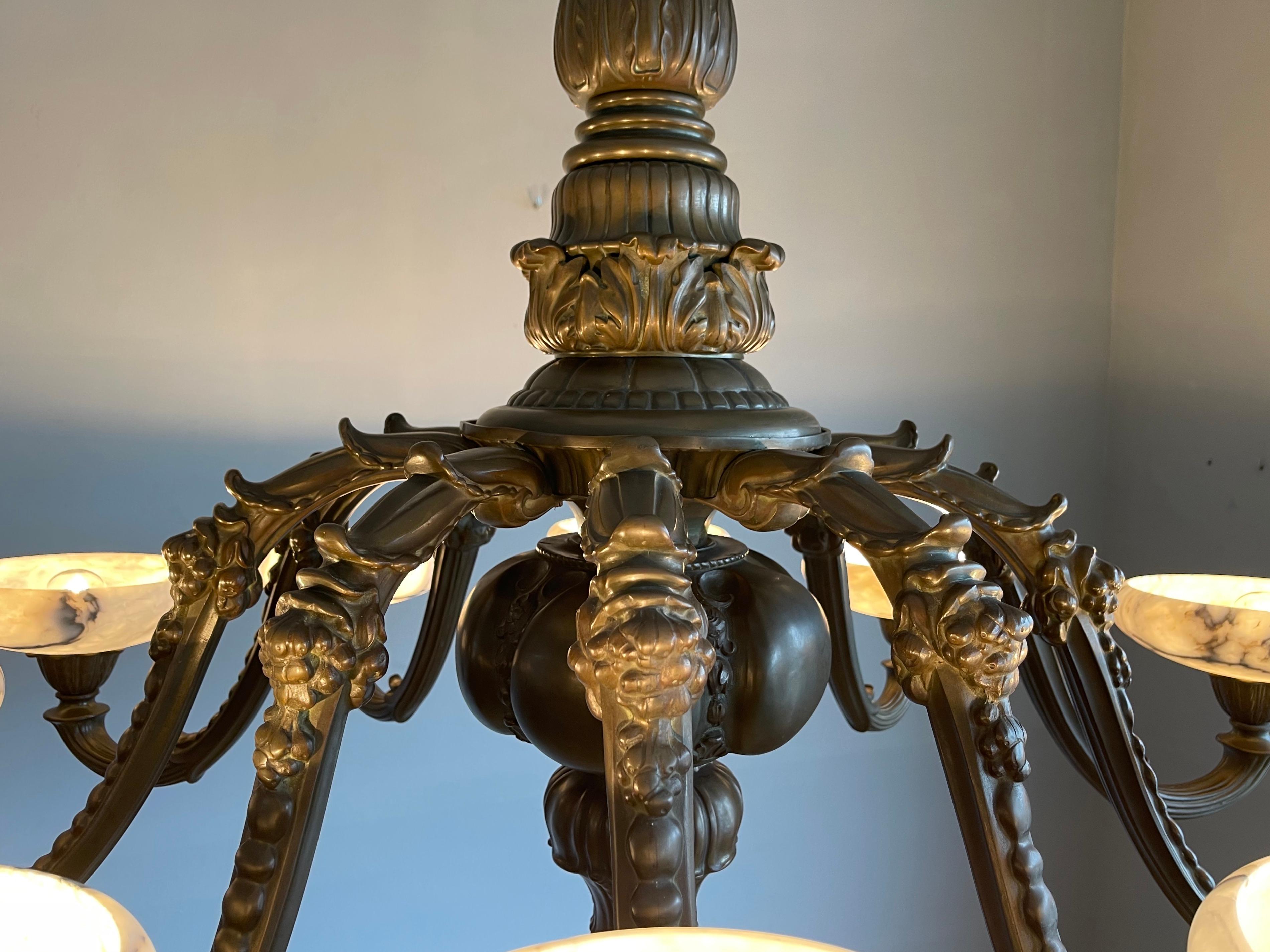 XX secolo Lampadario extra large in bronzo di epoca Jugendstil con 10 paralumi in alabastro bianco 1910 in vendita