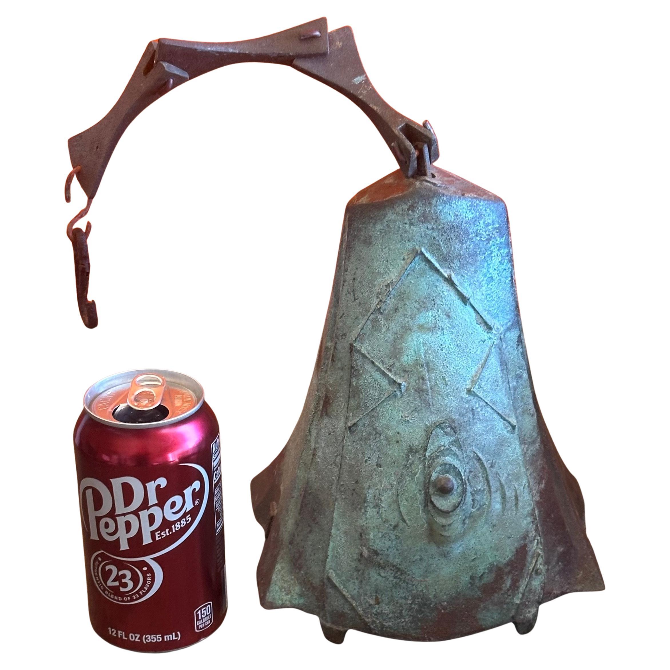 Campana a vento extra large in bronzo di Paolo Soleri per Cosanti, anni '80 circa. Il pezzo ha una lunghezza totale di 33 pollici e un diametro di 8 pollici; pesa più di 12 libbre!   Il pezzo è in ottime condizioni, con un suono ricco e risonante e