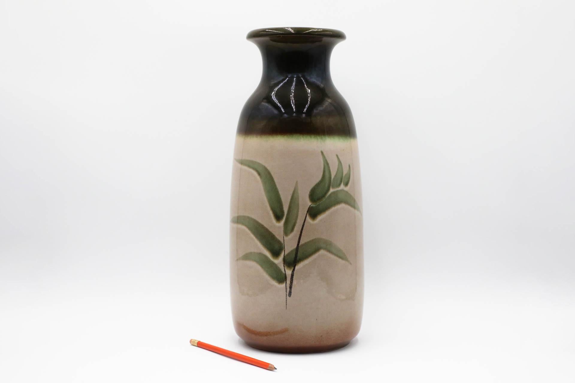 Bellissime ceramiche artistiche della West German Pottery. Marcato '293-42' sul fondo. Considerata l'età d'oro della ceramica, la ceramica d'arte degli anni 1950-1970, altamente collezionabile, è nota per gli smalti, le forme, i colori e le forme