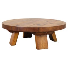 Mesa baja de abeto Brutalista extragrande con tapa redonda y gruesas patas de losa