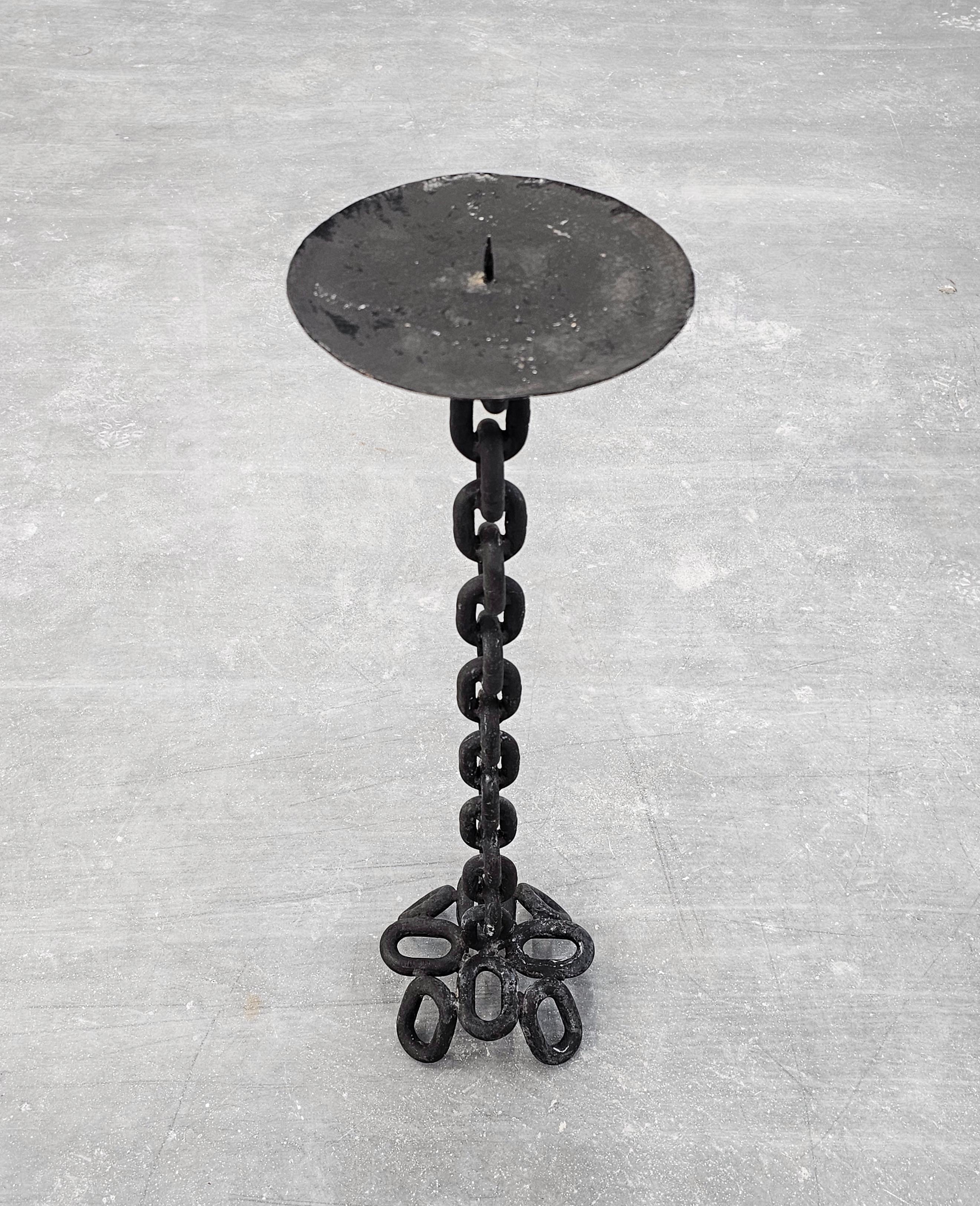 In this listing you will find an extra large Brutalist candlestick holder made of iron chain. It features a large holder of 20cm or 8 inches in diameter that can hold a very large candle. Made in France in 1960s.

Very good vintage condition with