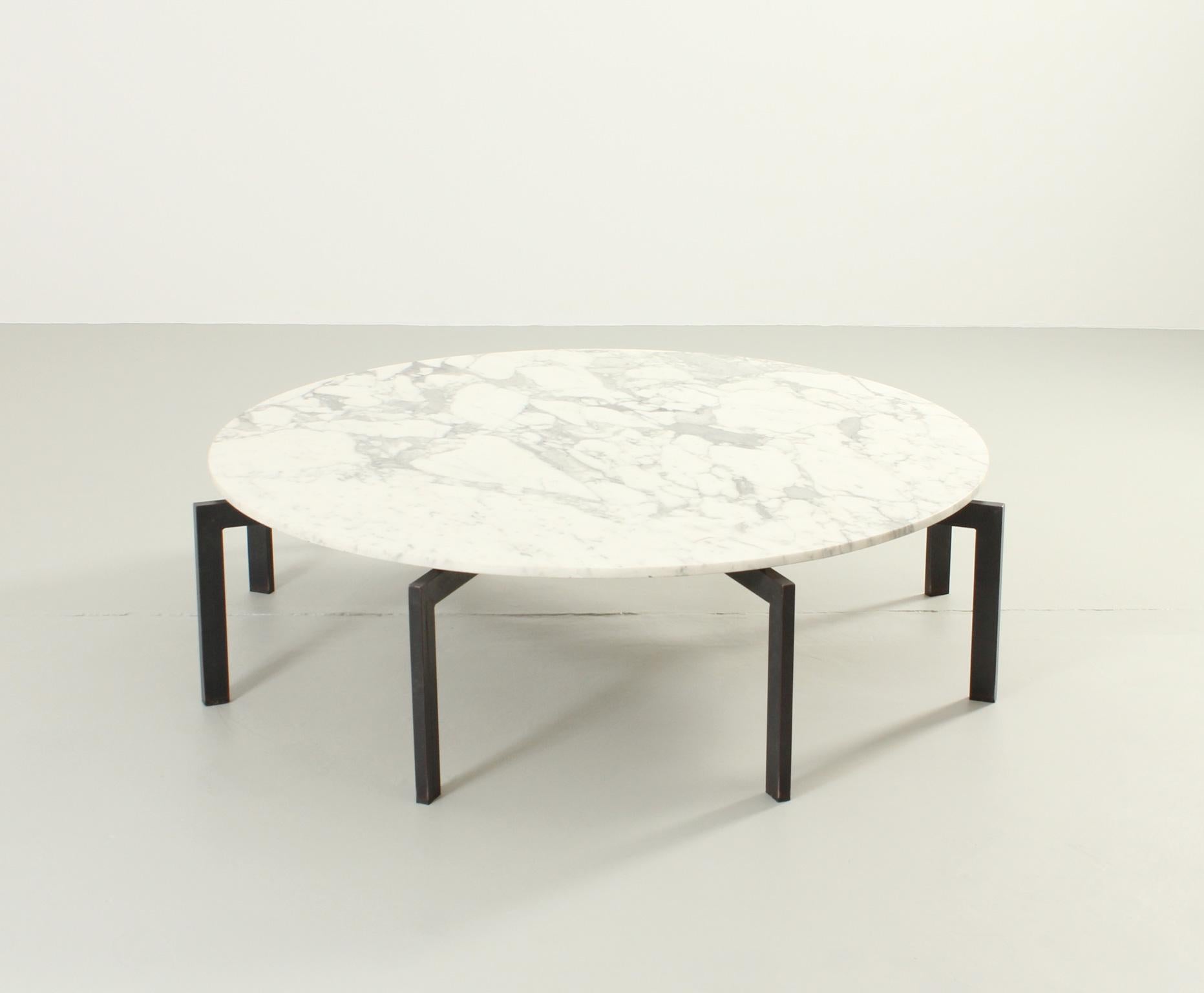 Extra large brutalist coffee table from 1960's, Spain. Black metal base with eight legs that support an Arabescato marble top with 155 Ø cm. Very good condition, the marble has been polished.