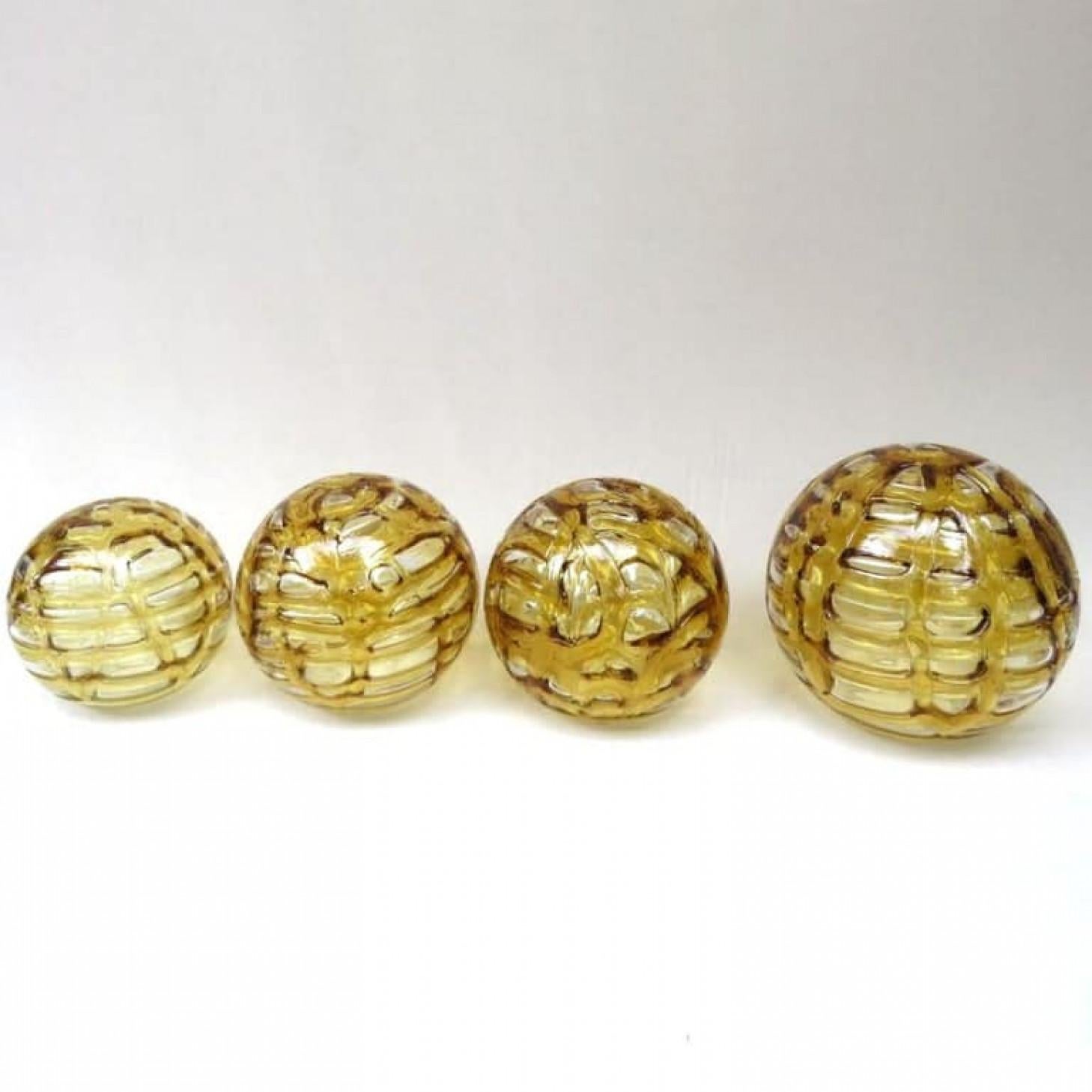 Superbe lustre encastré à neuf globes en verre Murano de couleur ambre. Un design soufflé à la main d'une qualité exceptionnelle et d'une couleur étonnante.
Une pièce de choix dans n'importe quelle pièce. Merveilleux effet de lumière grâce à de