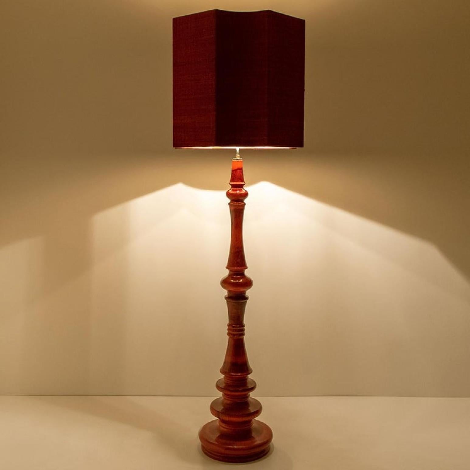 Très grand lampadaire en céramique avec abat-jour en soie neuve sur mesure René Houben en vente 2