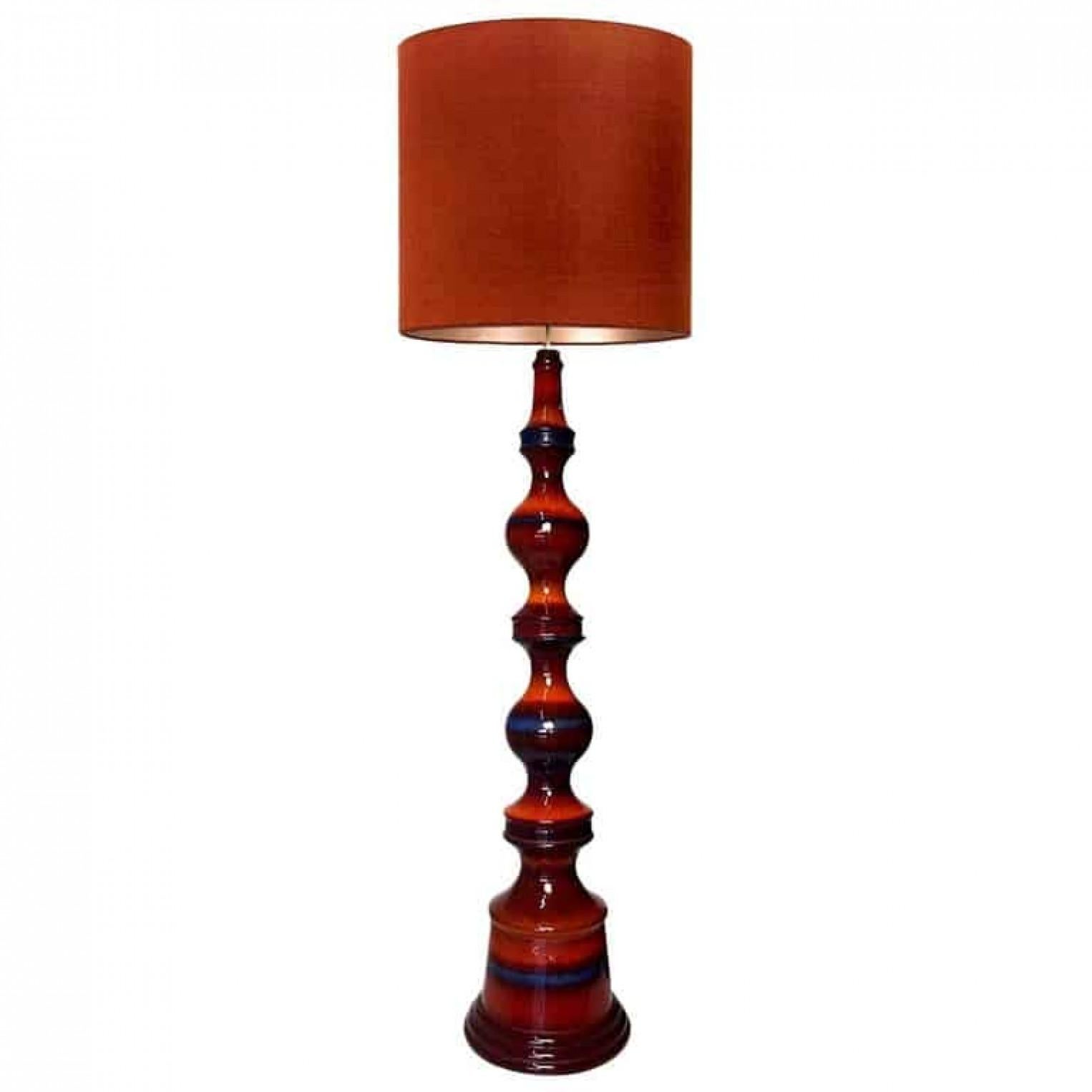 Excepcional lámpara de pie de grandes burbujas de cerámica, Alemania, años 1960. Una pieza escultórica de alta gama realizada en cerámica artesanal en ricos tonos rojo oscuro anaranjado, teja y azul esmaltados. Con una nueva pantalla de seda hecha a