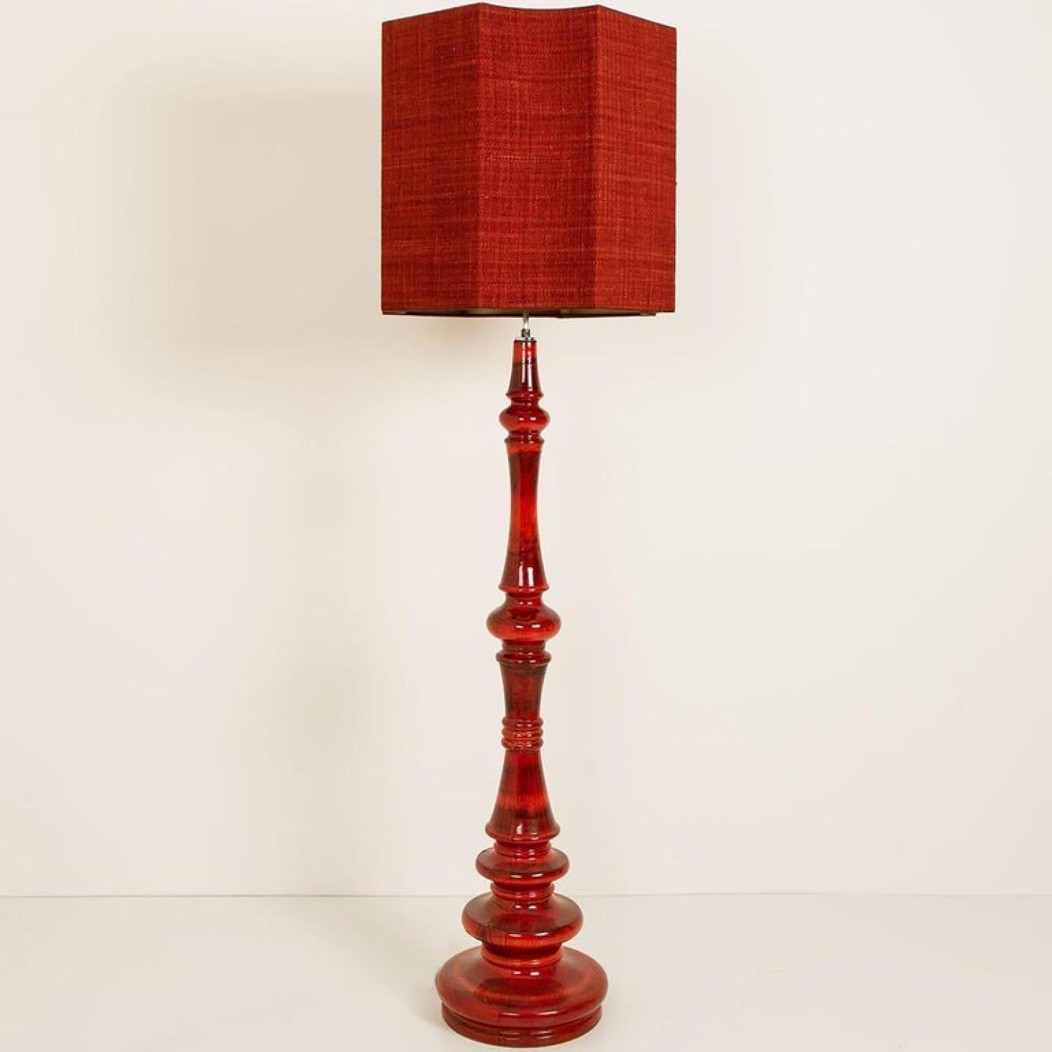 20ième siècle Très grand lampadaire en céramique avec abat-jour en soie neuve sur mesure René Houben en vente