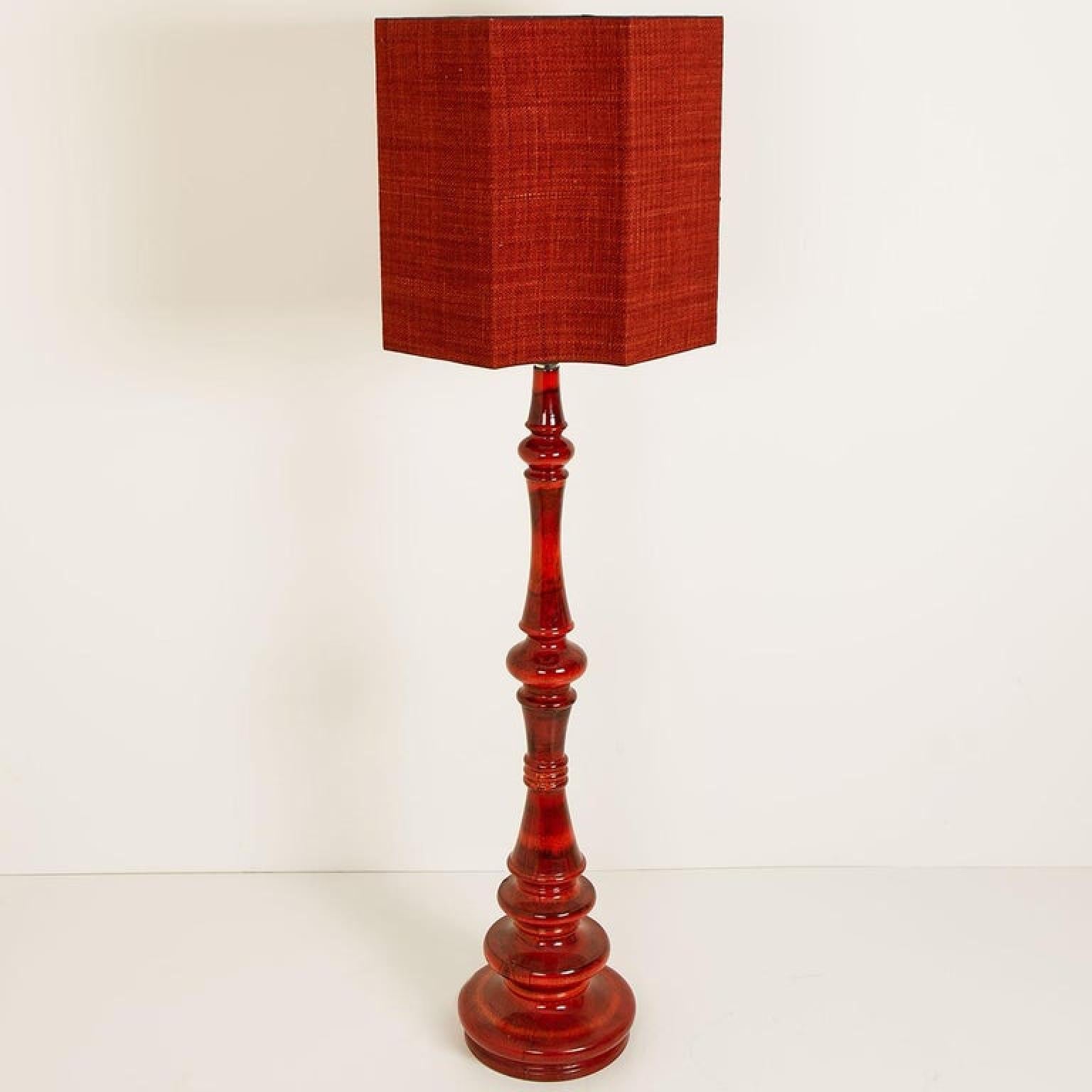 Métal Très grand lampadaire en céramique avec abat-jour en soie neuve sur mesure René Houben en vente