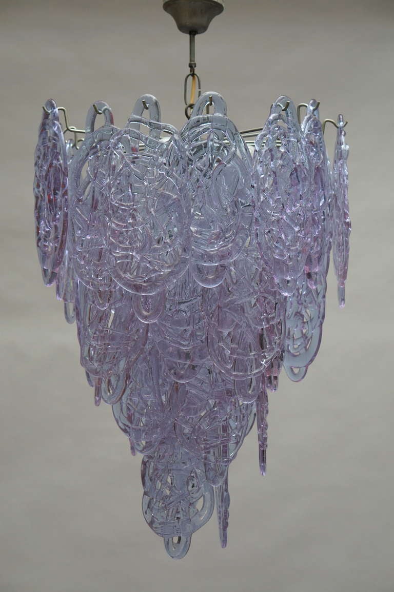 Lustre en verre italien de Murano avec 33 grands disques en fil de verre de couleur violette soufflés à la main.
Disques en verre en excellent état.
Italie, années 1950 - 1960 - 1970.
La longueur est de 80 cm. Le diamètre de la lampe est de 56 cm.