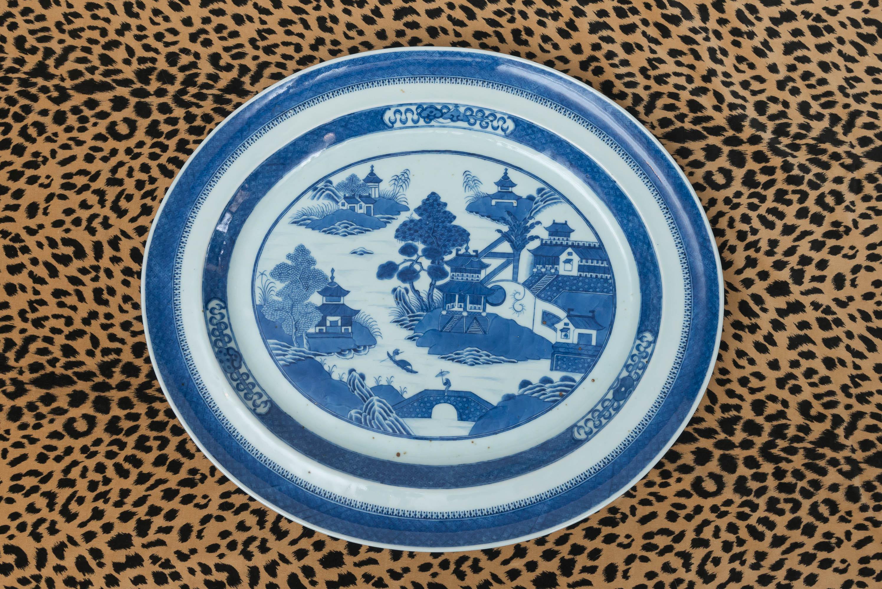 Extra große chinesische Kanton blau und weiß ovale Platte. 20,5