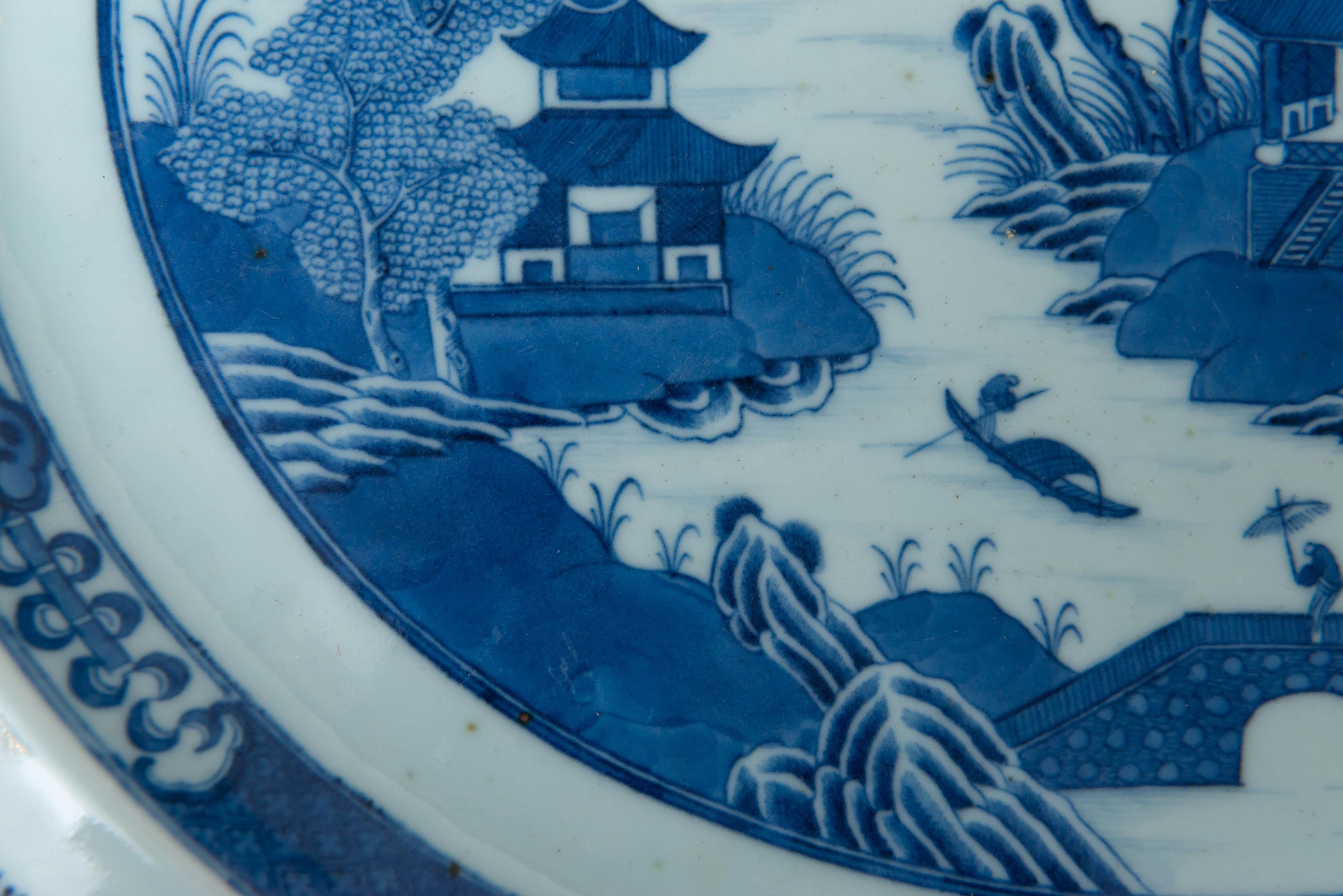 Extra große chinesische kantonische blau-weiße ovale Platte (Chinesischer Export) im Angebot