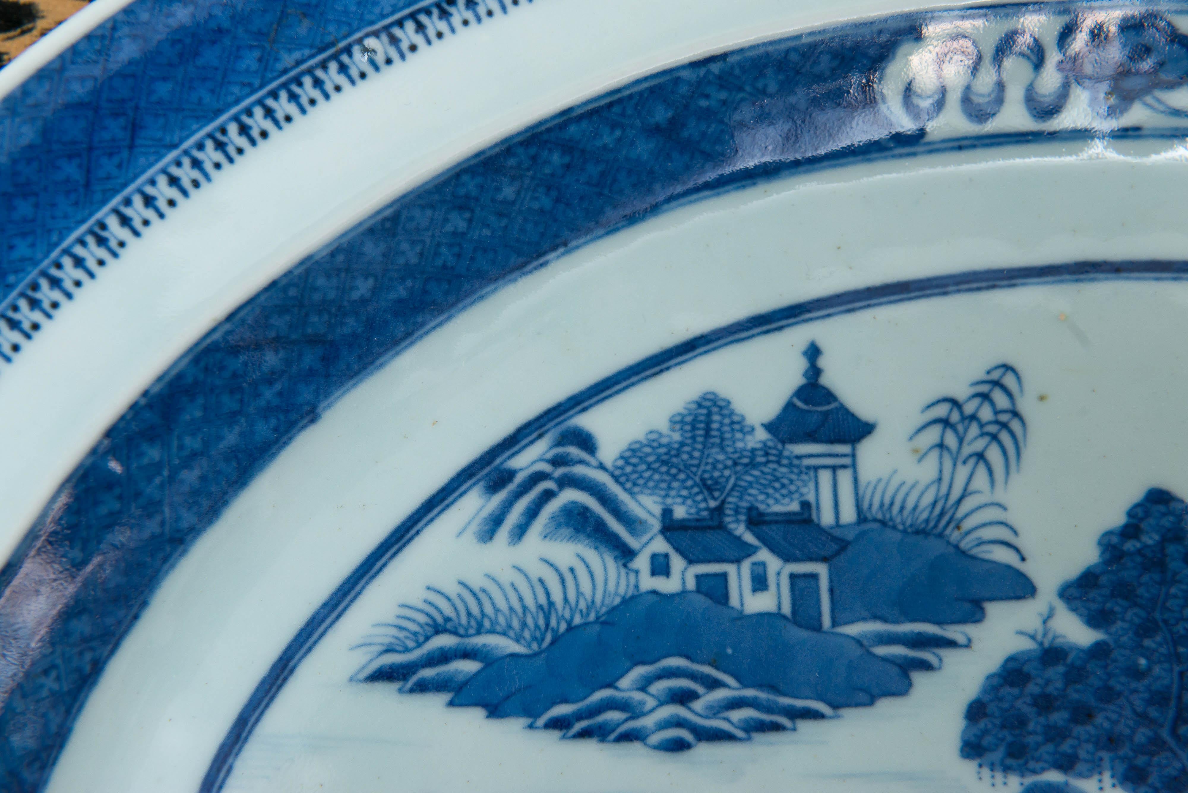 Extra large plat ovale chinois Canton bleu et blanc Bon état - En vente à San Francisco, CA