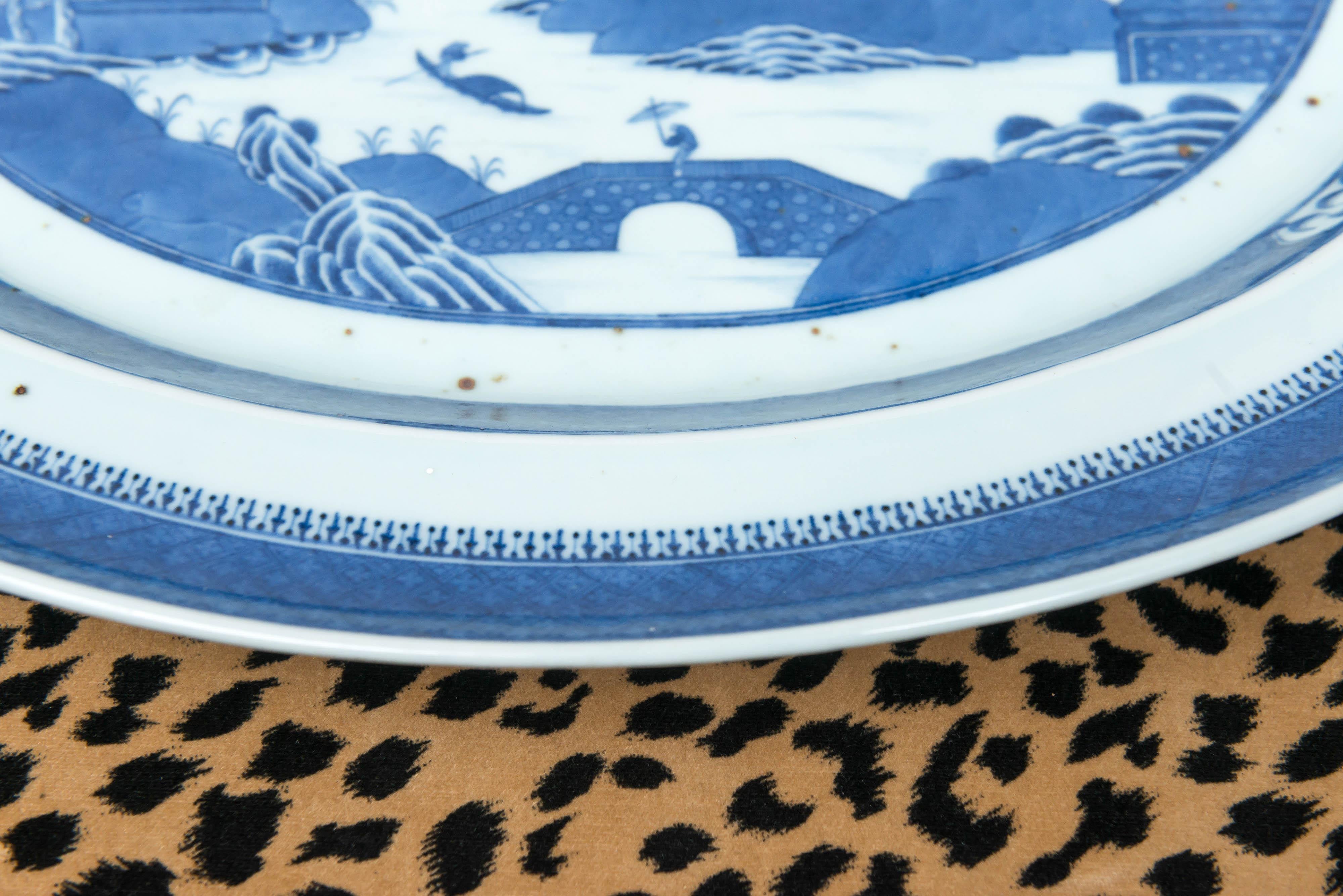 Fin du XIXe siècle Extra large plat ovale chinois Canton bleu et blanc en vente