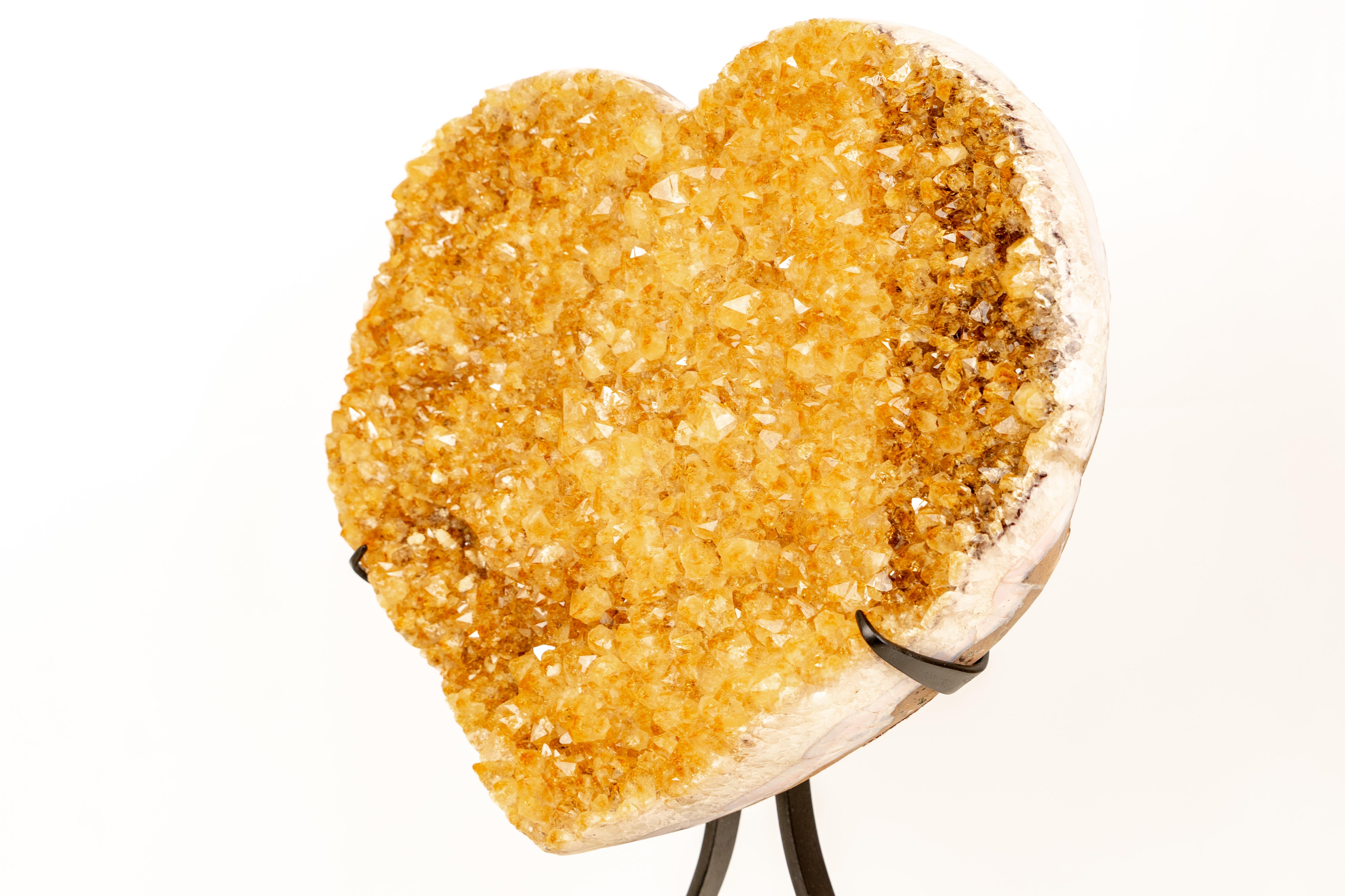 Nature X-Large (61 Lb) Citrine Heart 

▫️ Description

D'une beauté stupéfiante, cette grappe de citrine unique et rare a été soigneusement taillée à la main en forme de cœur, mettant ainsi en valeur sa grande taille et ses caractéristiques