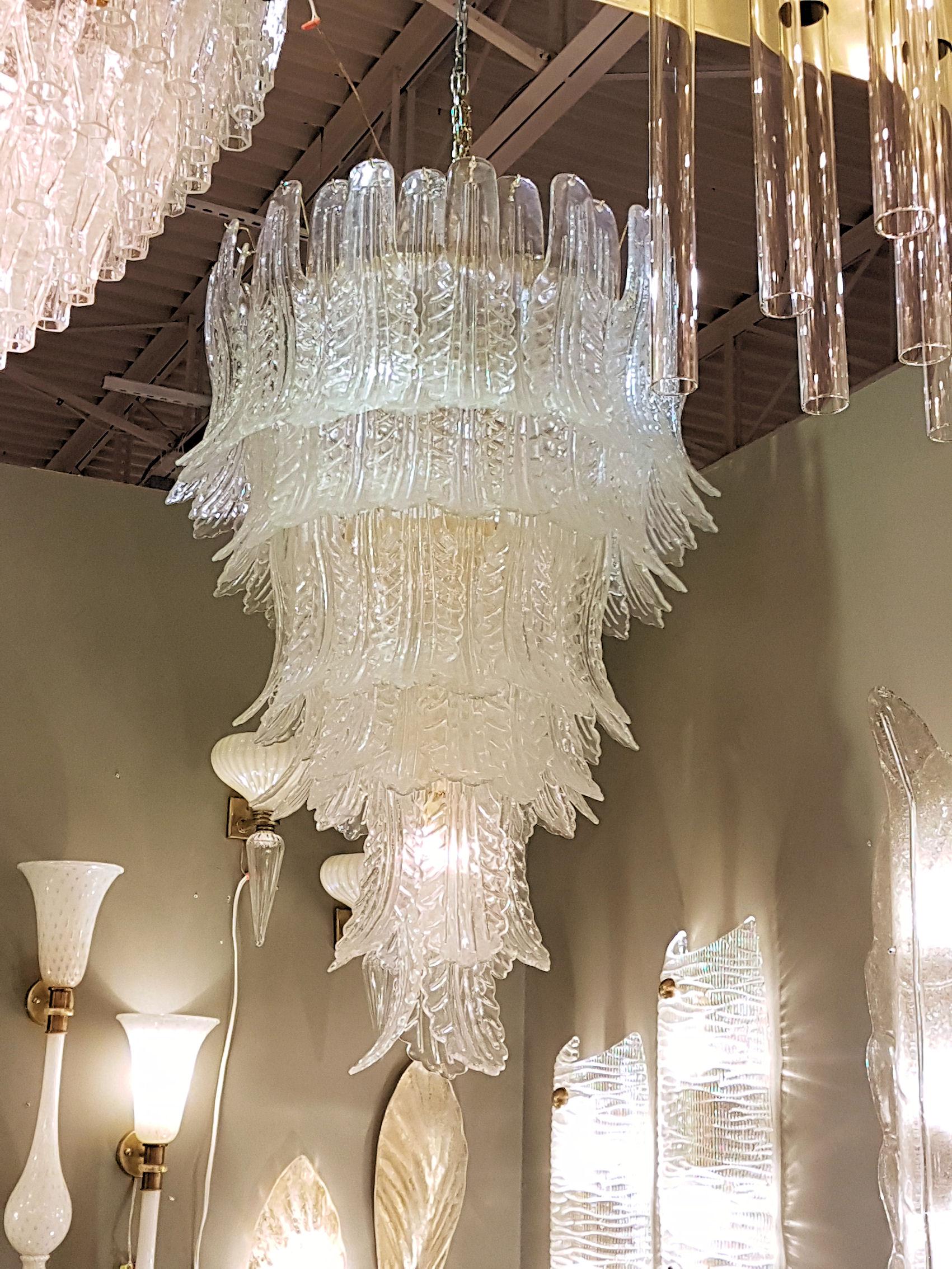 Extra large clear Murano glass Mid-Century Modern chandelier, attributed to Barovier & Toso, Italy, 1960s.
6 tiers of clear textured handmade curved Murano glass leaves.
Approximately 110 pieces of glass.
Modern or classic, easy to fit in any