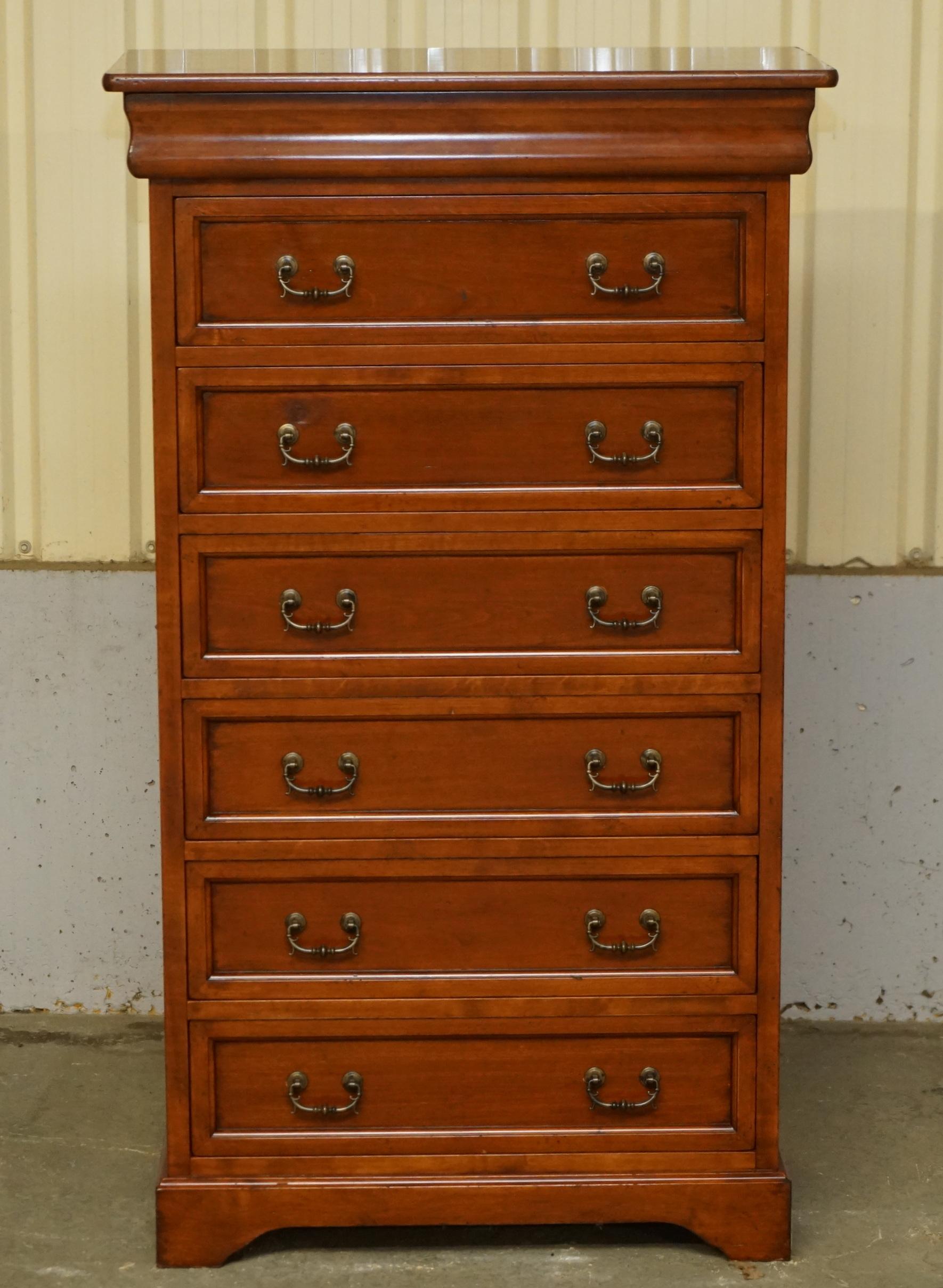 Royal House Antiques

The House Antiques a le plaisir d'offrir à la vente cette superbe commode en merisier italienne Consorzio Mobili Tall boy qui offre un grand nombre de rangements. 

Veuillez noter que les frais de livraison indiqués sont donnés