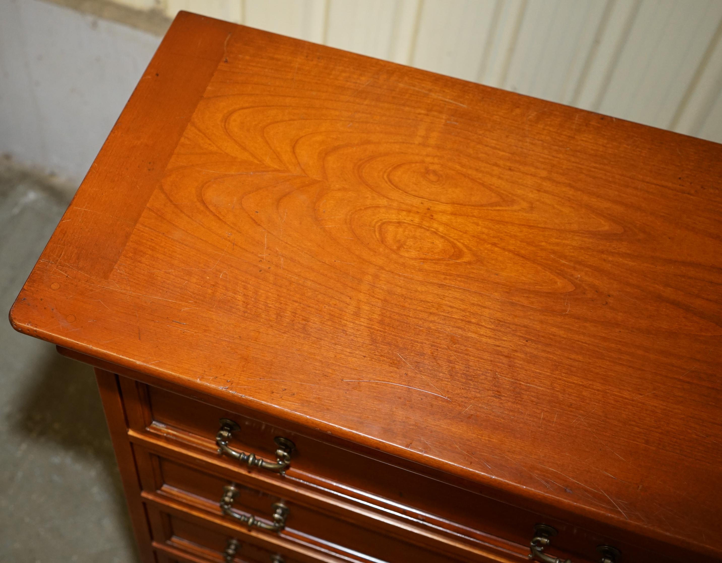 Cerise EXTRA GRAND CONSORZIO MOBILI TALLBOY DRAWERs IN CHERRY WOOD, HUGE STORAGE en vente