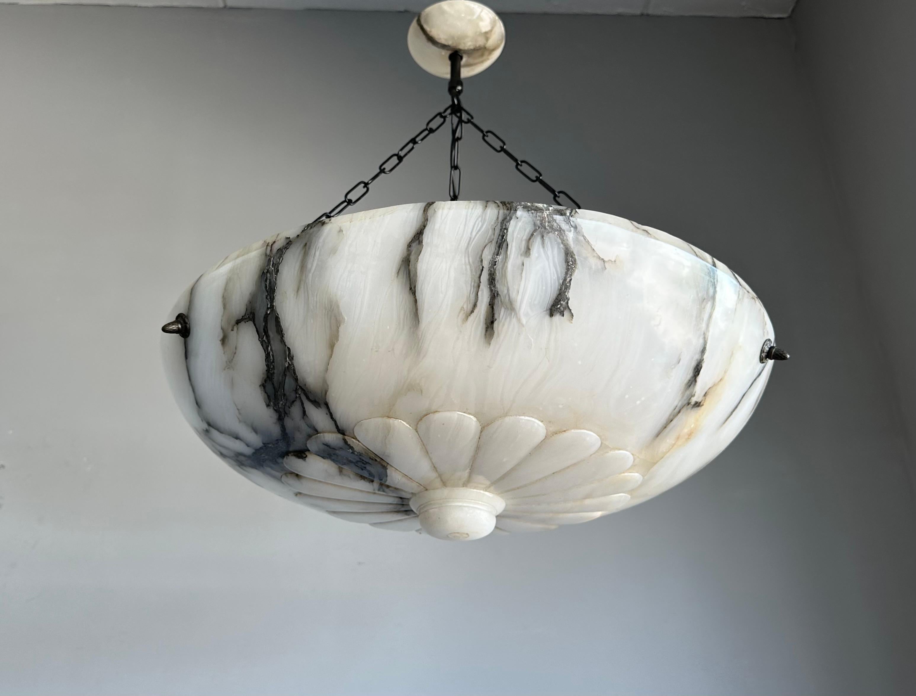 Lampadario in alabastro antico intagliato a mano, di dimensioni extra large e di grande design.

Grazie al suo design senza tempo, alla sua bellezza estetica, alle sue grandi dimensioni e alle sue superbe condizioni, questo lampadario antico in