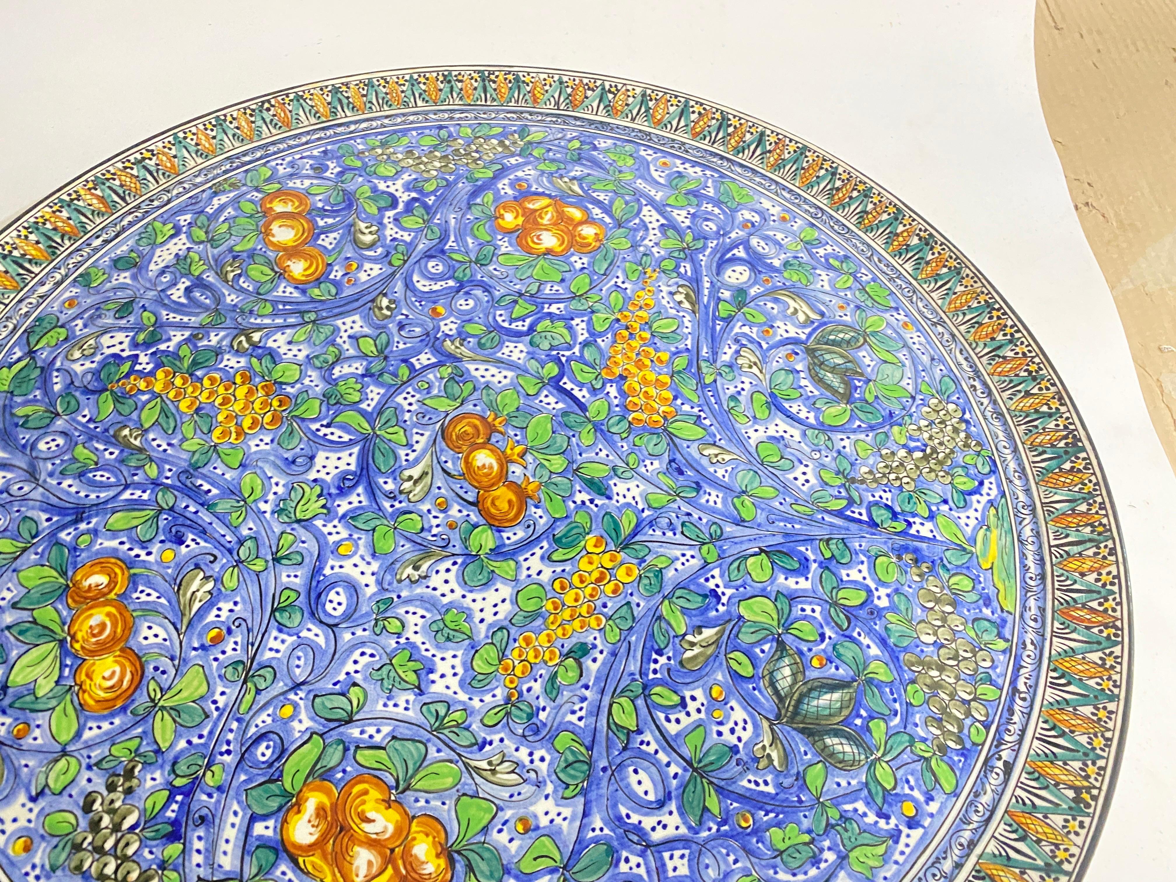 Très grand plat en céramique de couleur jaune et bleu foncé. Il s'agit d'un plat fabriqué au 20e siècle.  en Italie Elle est très lourde, en bon état Représentation de fleurs Signée C.I.C. Milano.